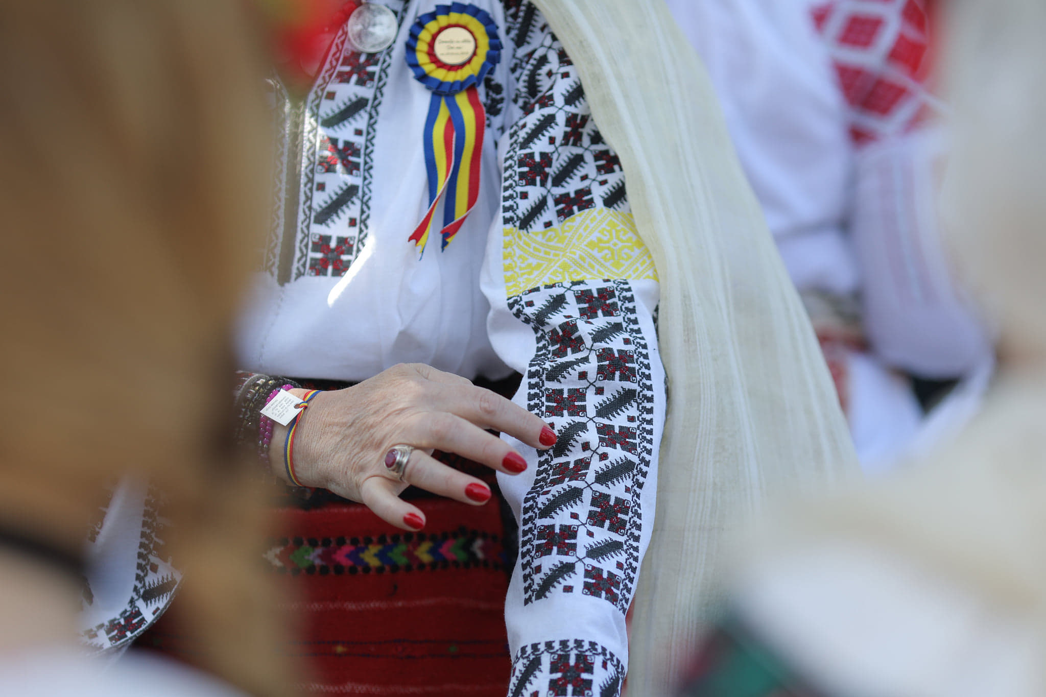 Zeci de oameni au defilat în costume populare, de ziua națională a portului tradițional din România / FOTO