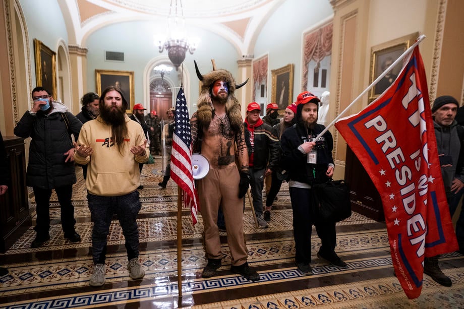 Congresul SUA a validat victoria lui Biden la președinție, după o zi haotică, zguduită de intrarea fanilor lui Trump în Capitoliu