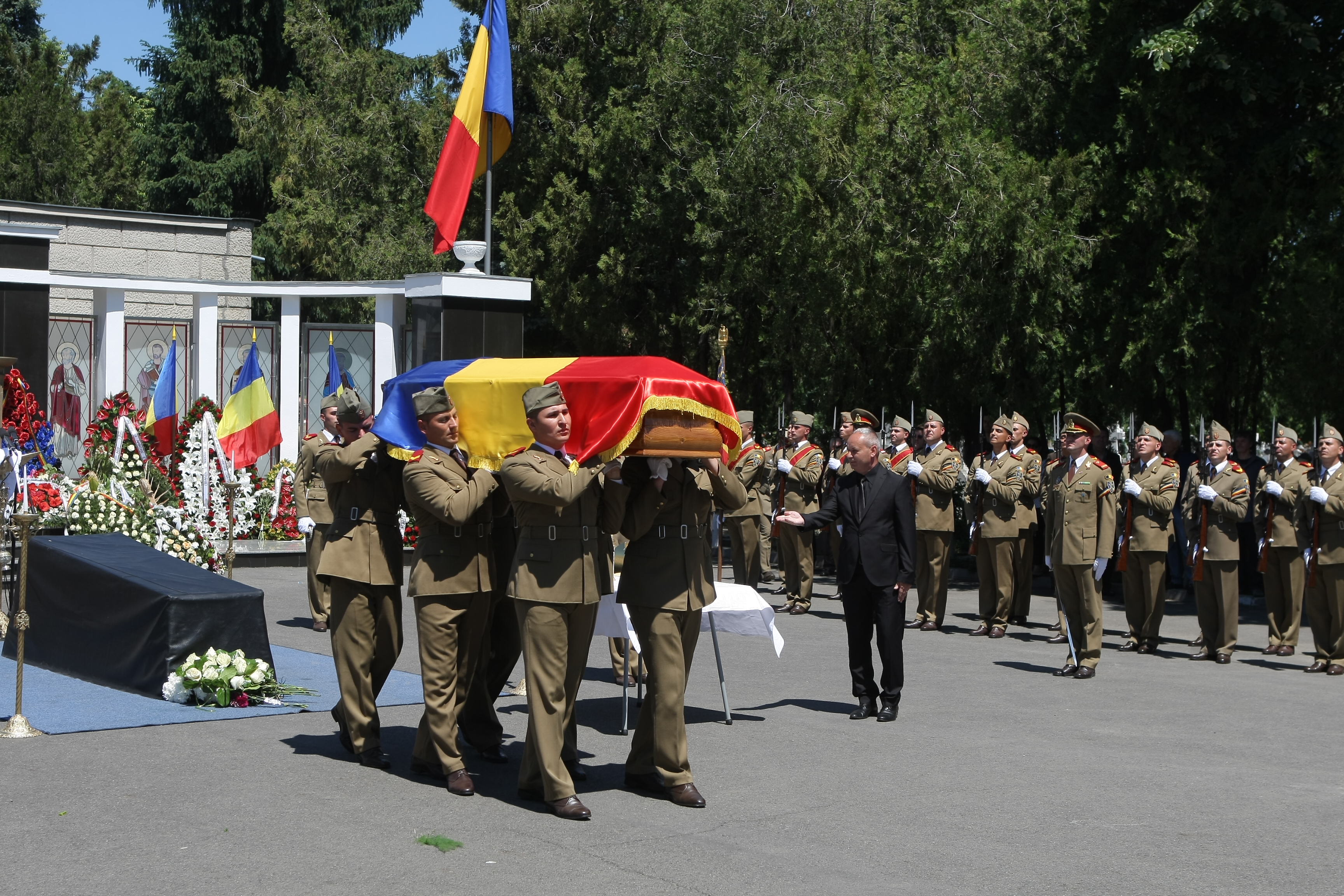 GALERIE FOTO&VIDEO/ Cristian Țopescu, înmormântat cu onoruri militare, la Cimitirul Ghencea Militar din București