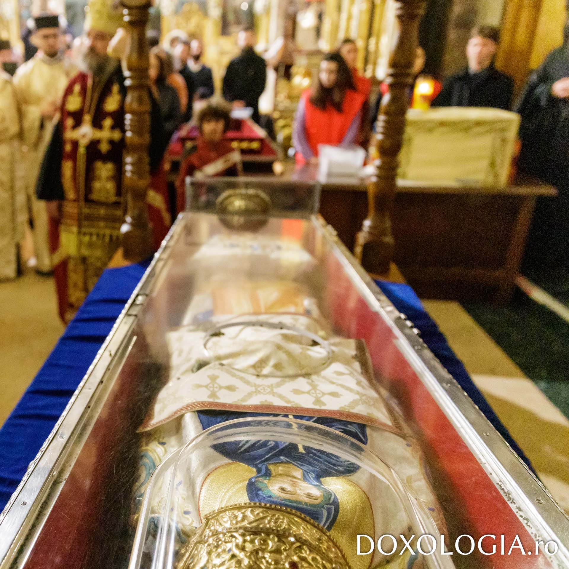 Racla cu moaştele Sfintei Cuvioase Parascheva, purtată în procesiune şi reaşezată în Catedrala Mitropolitană din Iași