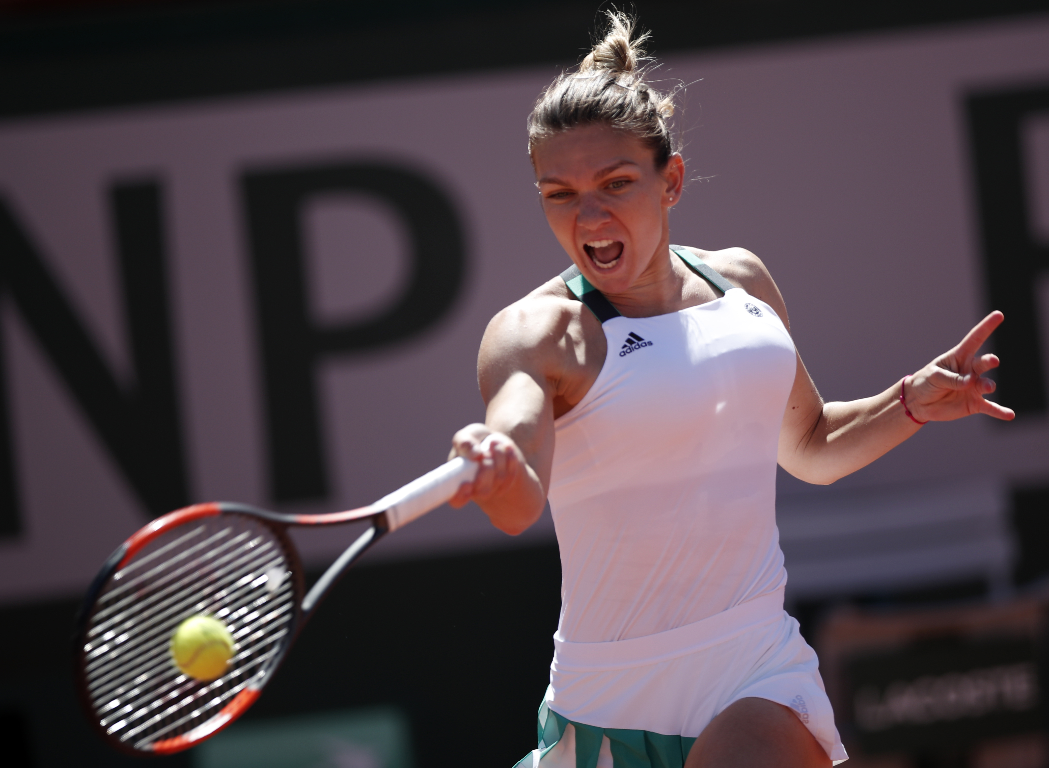 LIVE TEXT Finala de la Roland Garros: Simona Halep - Jelena Ostapenko 6-4, 4-6, 3-6. SimoNAIVA! Românca a pierdut titlul, după ce a avut 6-4, 3-0. În decisiv, a condus cu 3-1! GALERIE FOTO & VIDEO