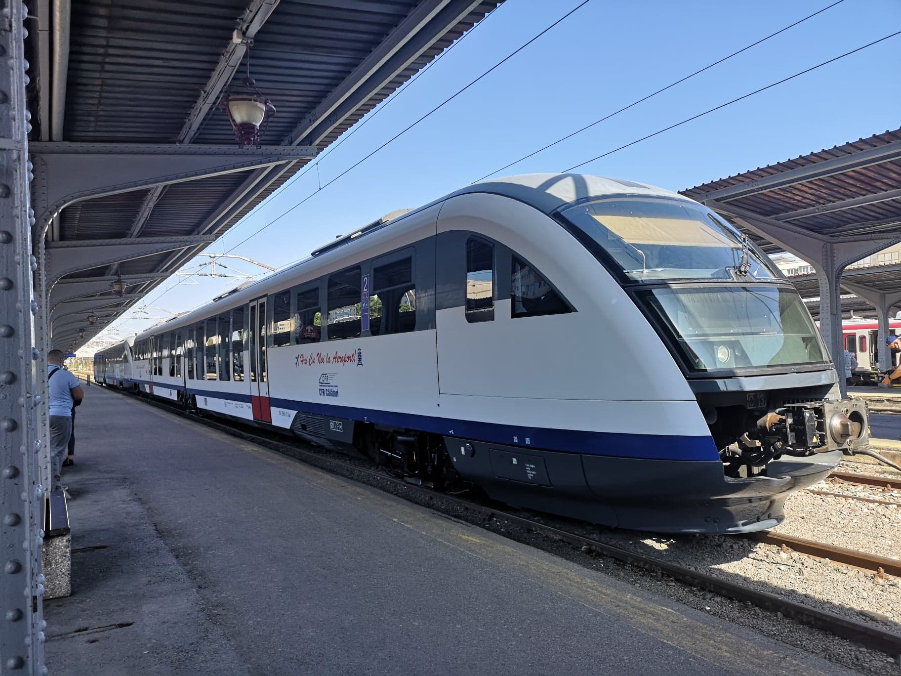 Klaus Iohannis a testat trenul care leagă Aeroportul Otopeni de Bucureşti: Este singura linie nouă construită în ultimii 36 de ani