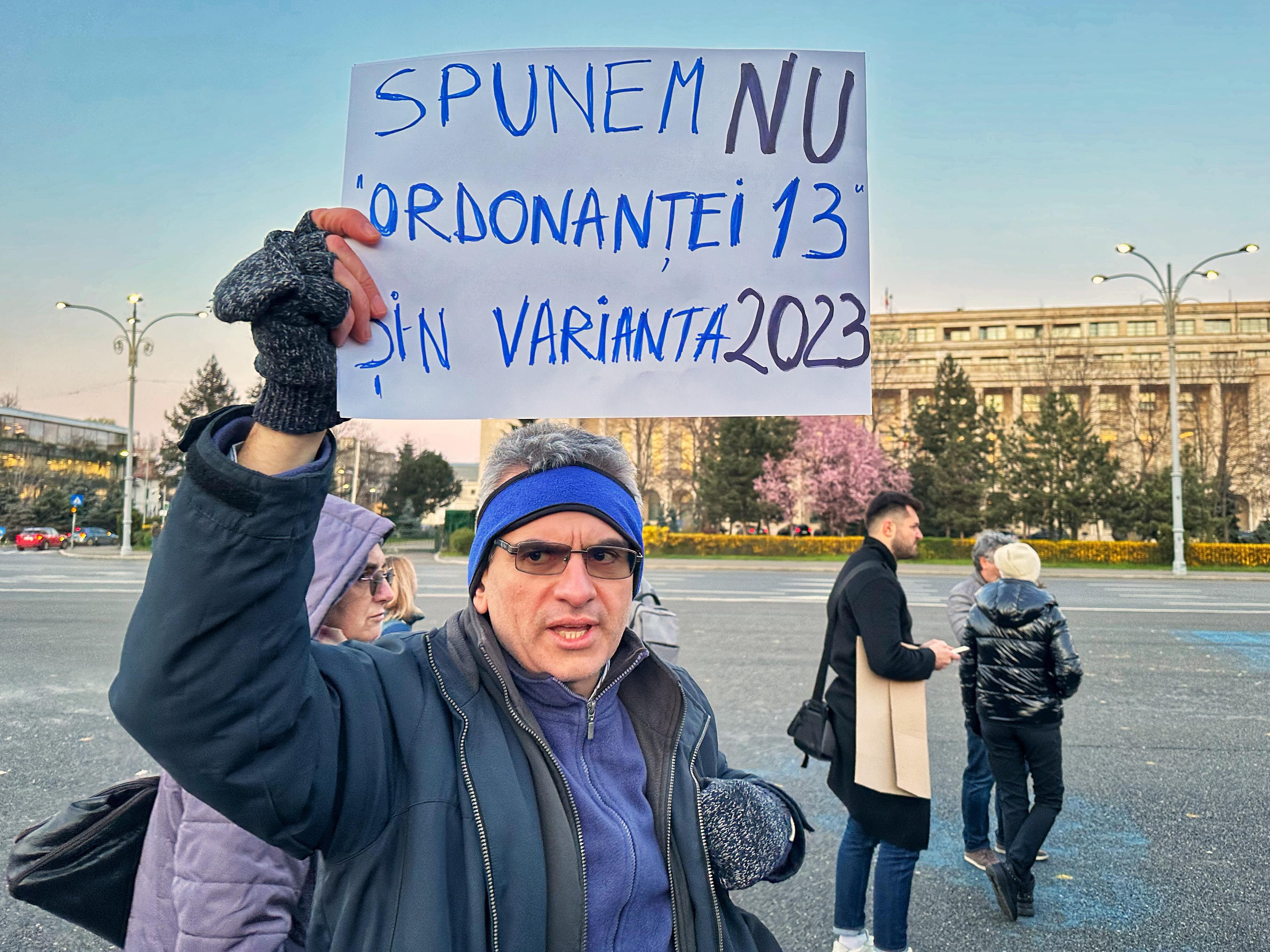 Protest cu zeci de oameni în Piața Victoriei, după ce senatorii au votat pragul de 250.000 de lei pentru abuz în serviciu