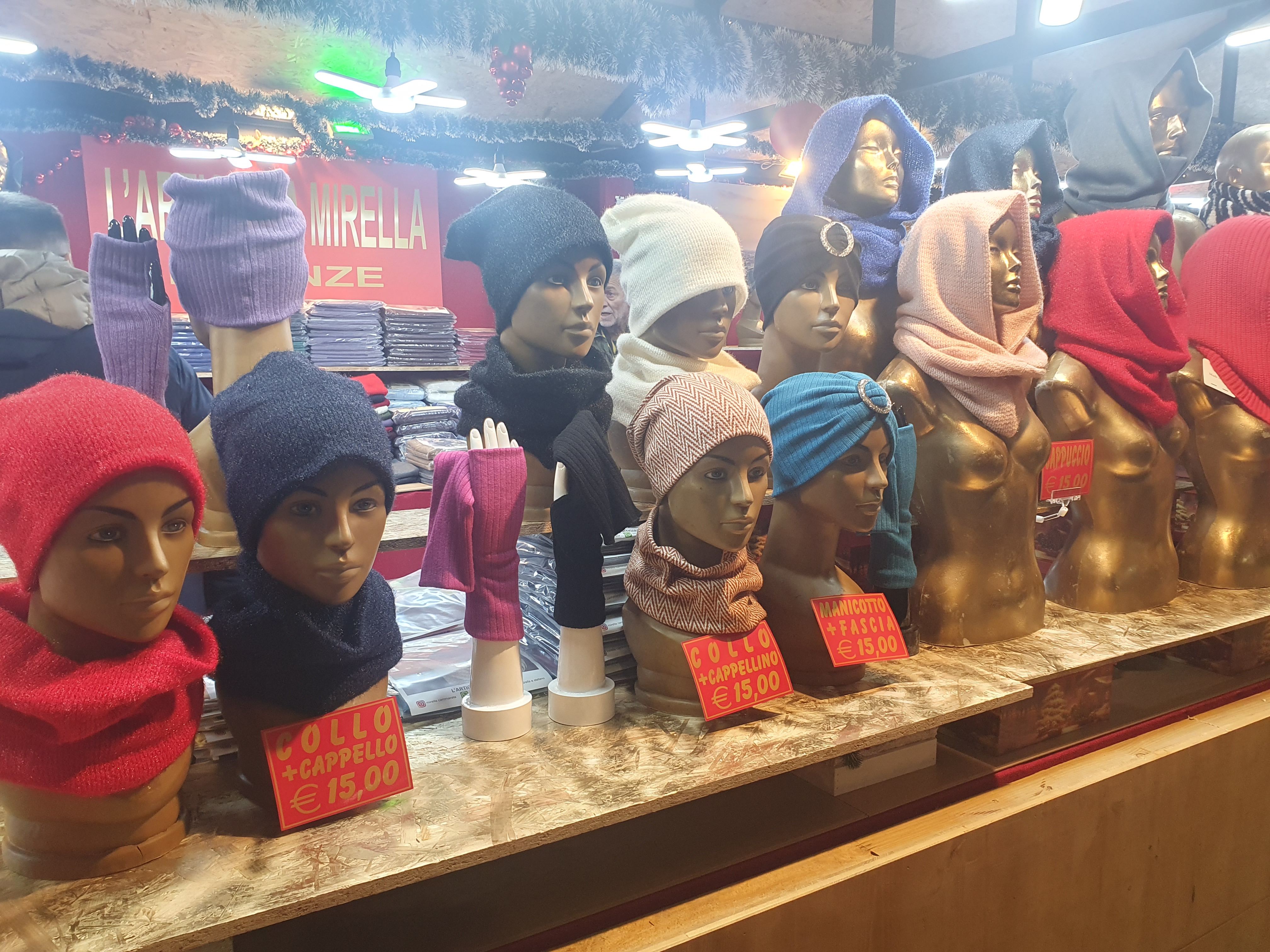 Târgul de Crăciun de la Milano, „stăpânit” de Tina și Milo, mascotele Olimpiadei de Iarnă 2026. Cât costă un pahar de vin fiert, o porție de street-food sau brânzeturile italienești