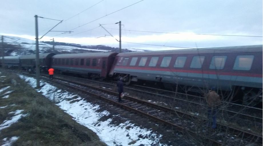 UPDATE: Zeci de călători din trenul deraiat în județul Hunedoara, preluați de rude cu mașinile / FOTO