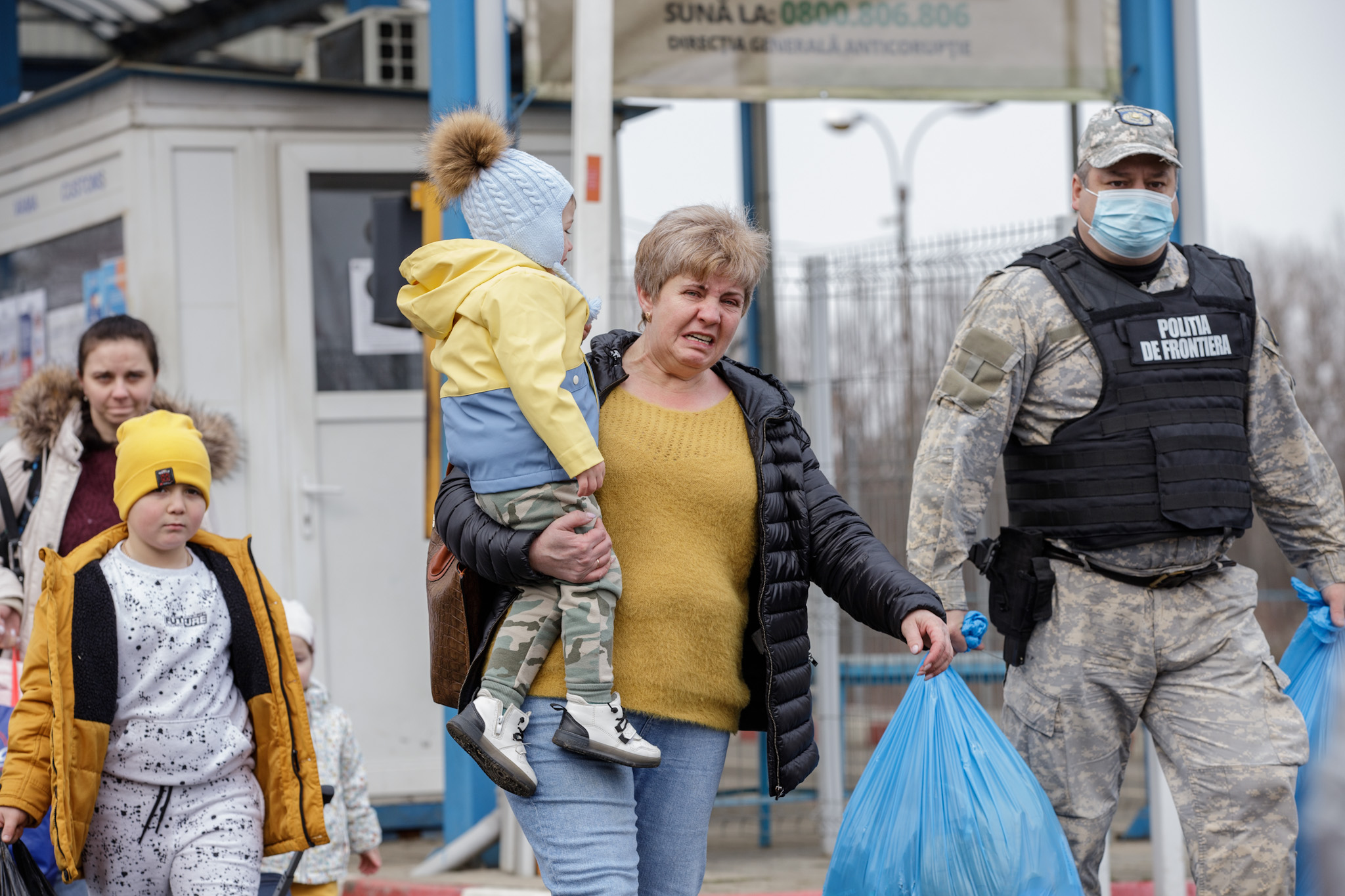 „Azi-noapte au lăsat să treacă și câțiva bărbați care aveau soțiile deja în România”. Ce se întâmplă la vama Sighetu Marmației