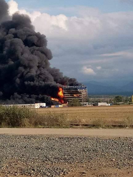 FOTO&VIDEO | Explozie la o fabrică de vopseluri din Orăştie. 370 de persoane au fost evacuate. Unul din răniți are arsuri pe 80% din suprafața corpului