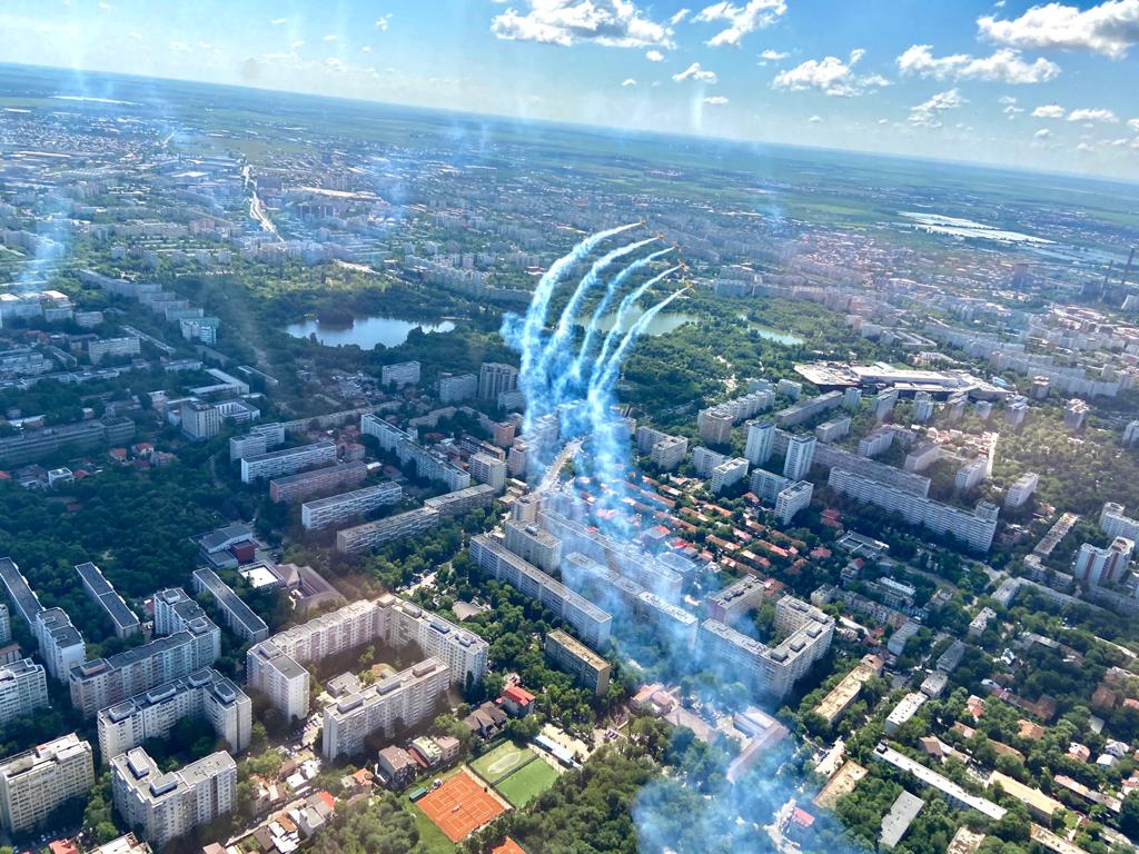 Piloţii de acrobație au survolat principalele spitale din Bucureşti, în semn de respect față de cadrele medicale. Imagini aeriene spectaculoase