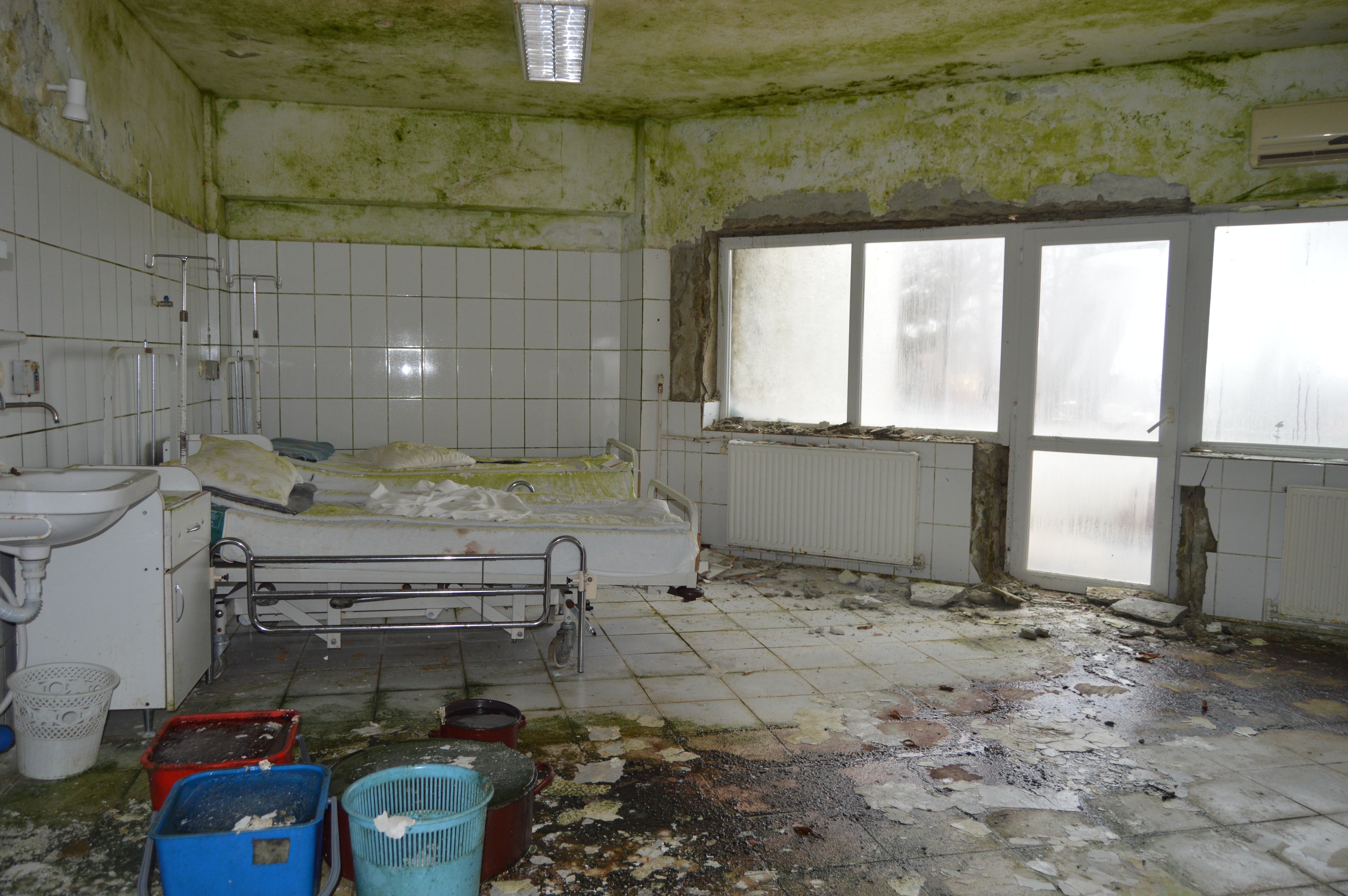 FOTOREPORTAJ/ Bombă biologică în spitalul din Negrești, închis de Guvernul Boc: pereți, instrumentar și paturi mucegăite