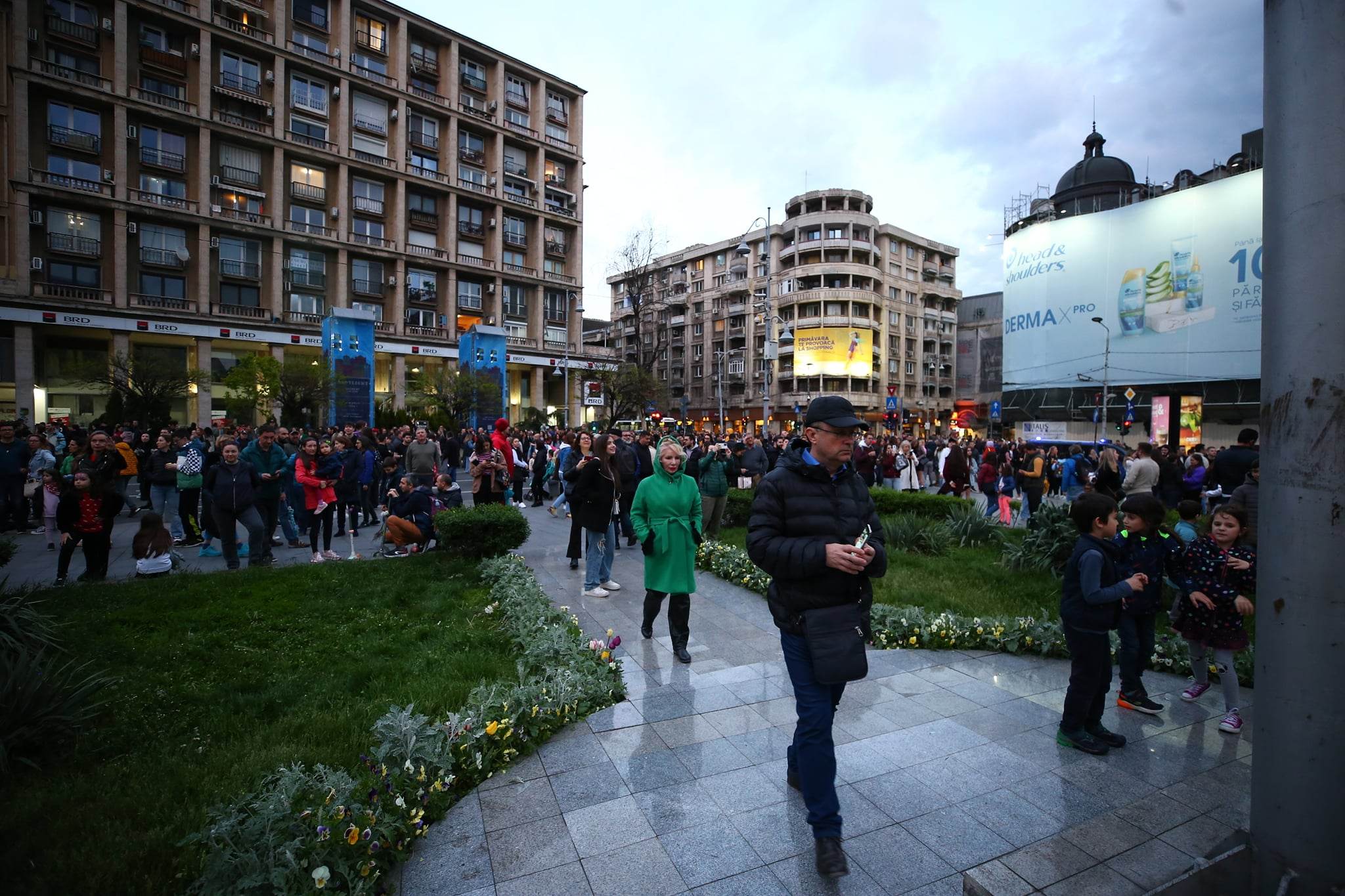 Spotlight 2023. Imagini spectaculoase surprinse pe Calea Victoriei de la festivalul luminilor