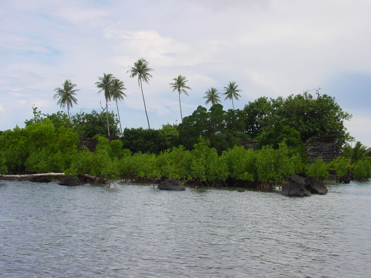 GALERIE FOTO| Nan Madol, orașul bântuit care plutește în ocean și îi intrigă pe cercetători