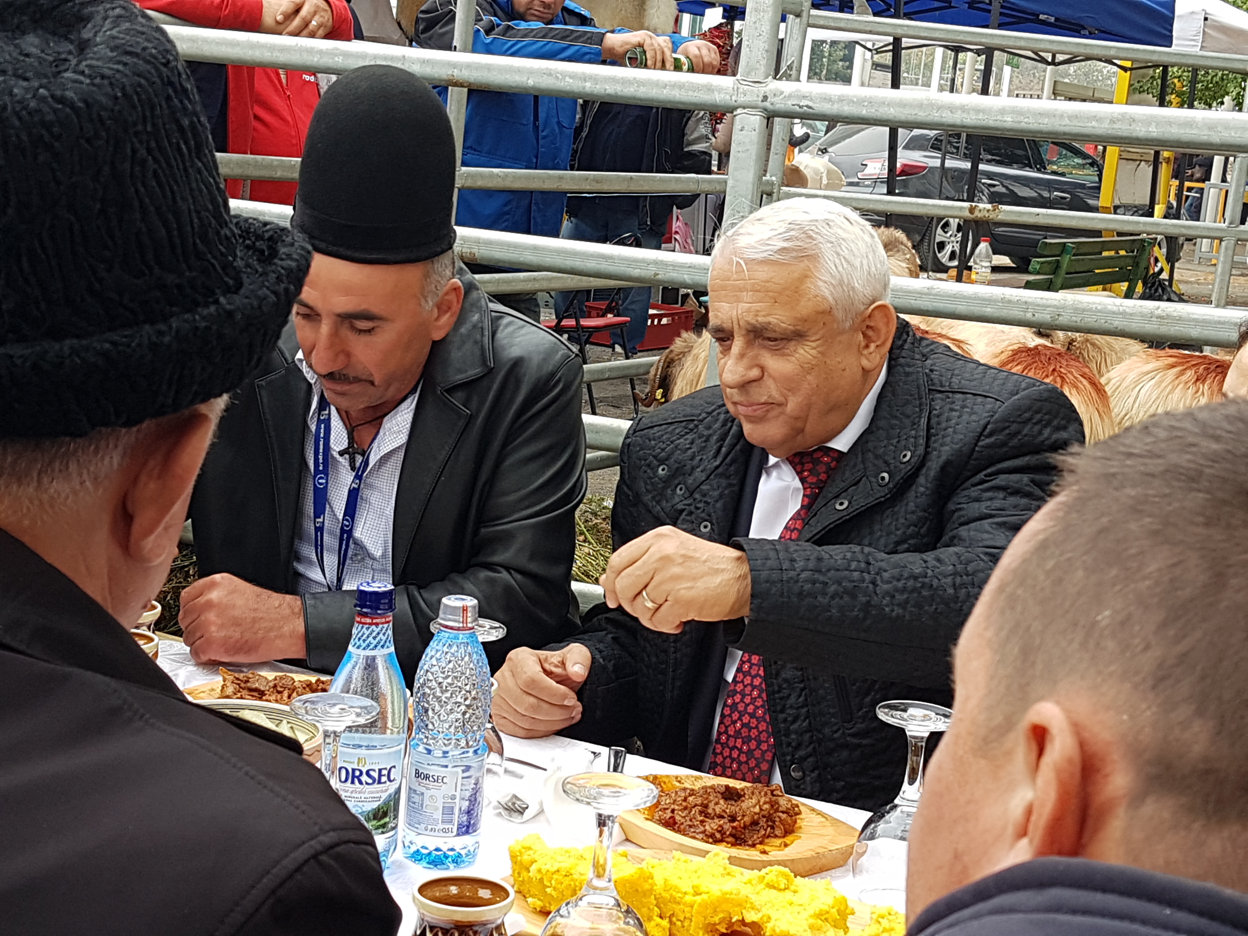 REPORTAJ. Dragnea și Daea, pe urmele oii, la Indagra: Au gustat pastramă, au probat căciuli și au făcut baie de mulțime