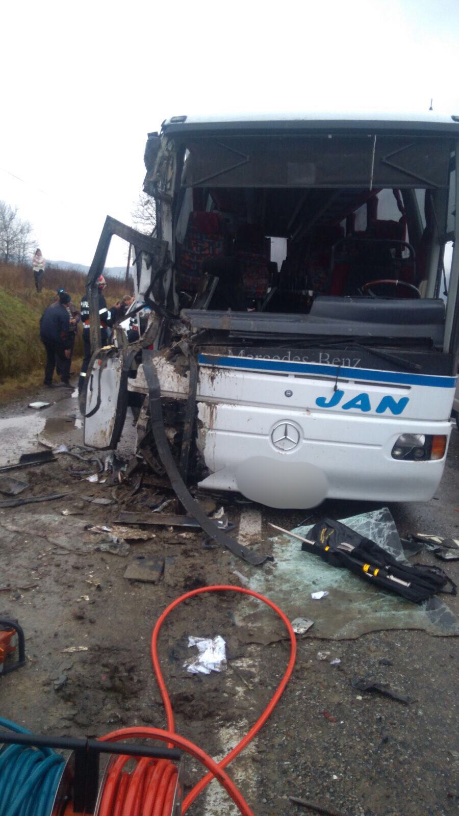 UPDATE | Un autobuz cu 50 de călători s-a ciocnit de un camion, în Maramureș. 17 răniți