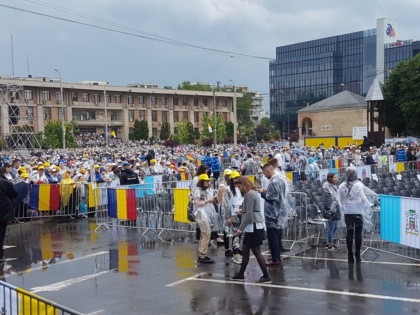 Filmul unei zile istorice. La Iași, Papa Francisc a binecuvântat familiile reunite de peste hotare și bolnavii care nu au renunțat la credință. A îndepărtat cordonul de securitate ca să ajungă la credincioși