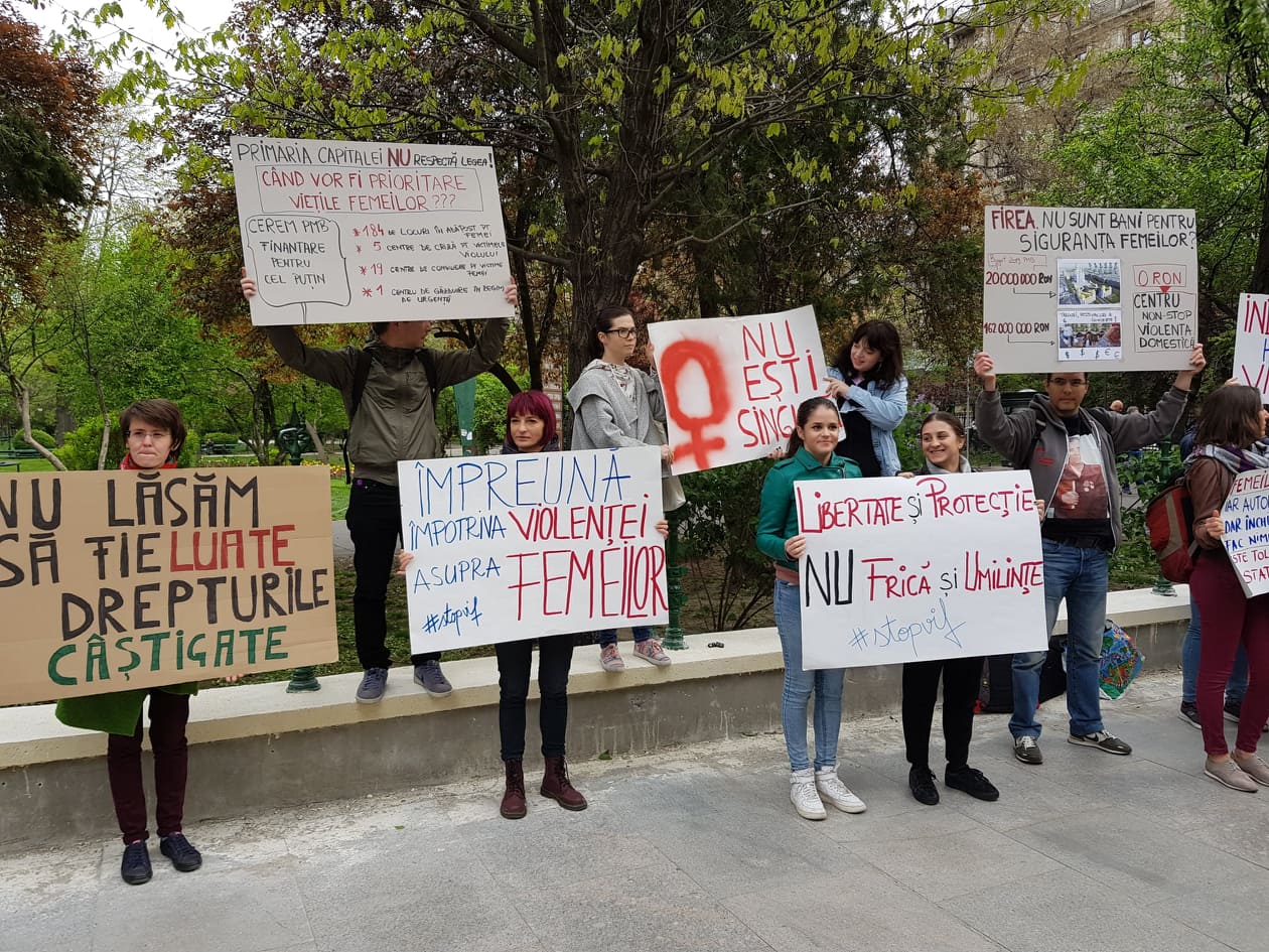 FOTO/ Protest în fața Primăriei Capitalei din cauza închiderii singurului centru pentru victimele violenței domestice