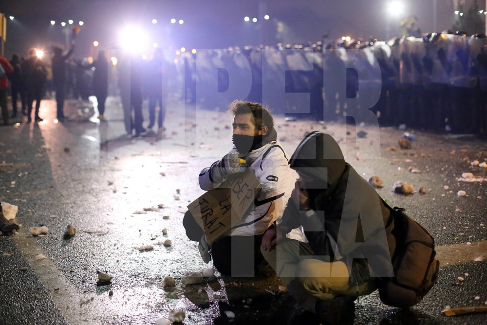 Violențe între ultrași și jandarmi, miercuri seară, în Capitală, pe finalul protestelor / FOTO & VIDEO