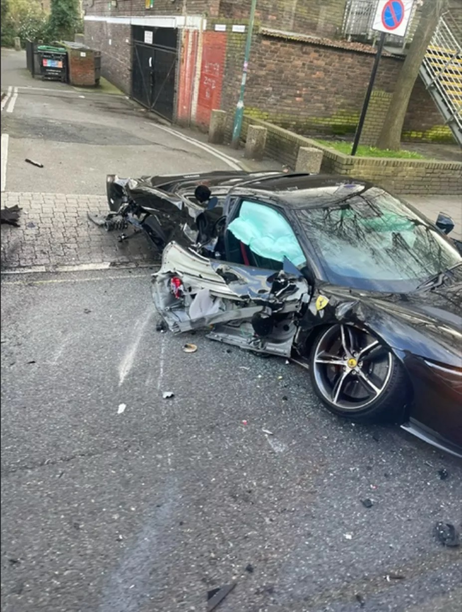 Ferrari de 300.000 de euro distrus într-un accident cu un Mercedes, pe o stradă din Londra. VIDEO