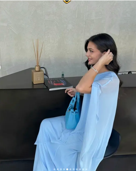 Andreea Bostănică a primit cadou un bolid de lux în valoare de 300.000 de euro. Imagini cu influencerița și bijuteria pe patru roți