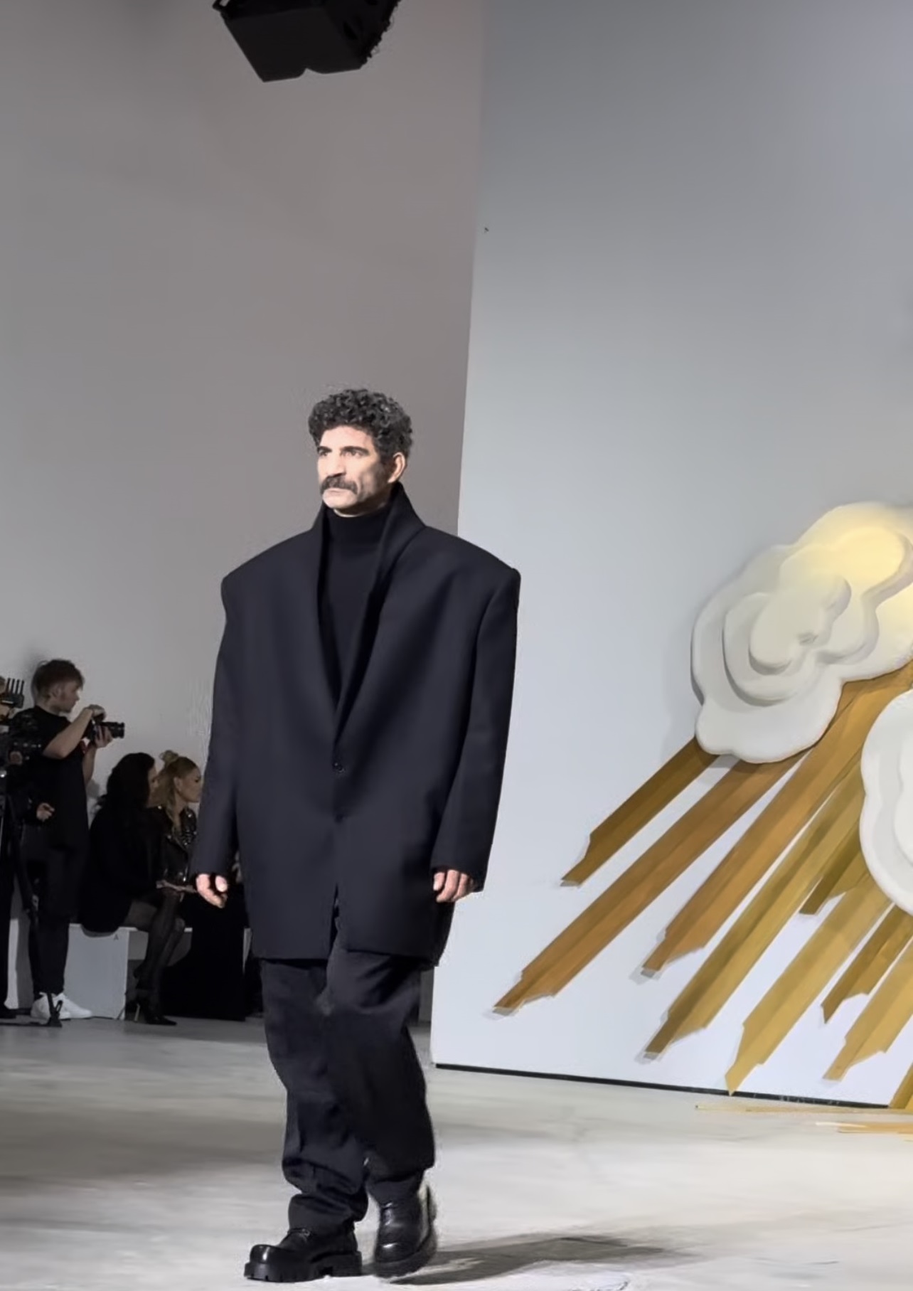 Toma Cuzin, Firicel din „Las Fierbinți”, fotomodel la Bucharest Fashion Week. Cum s-a descurcat pe podiumul de modă actorul