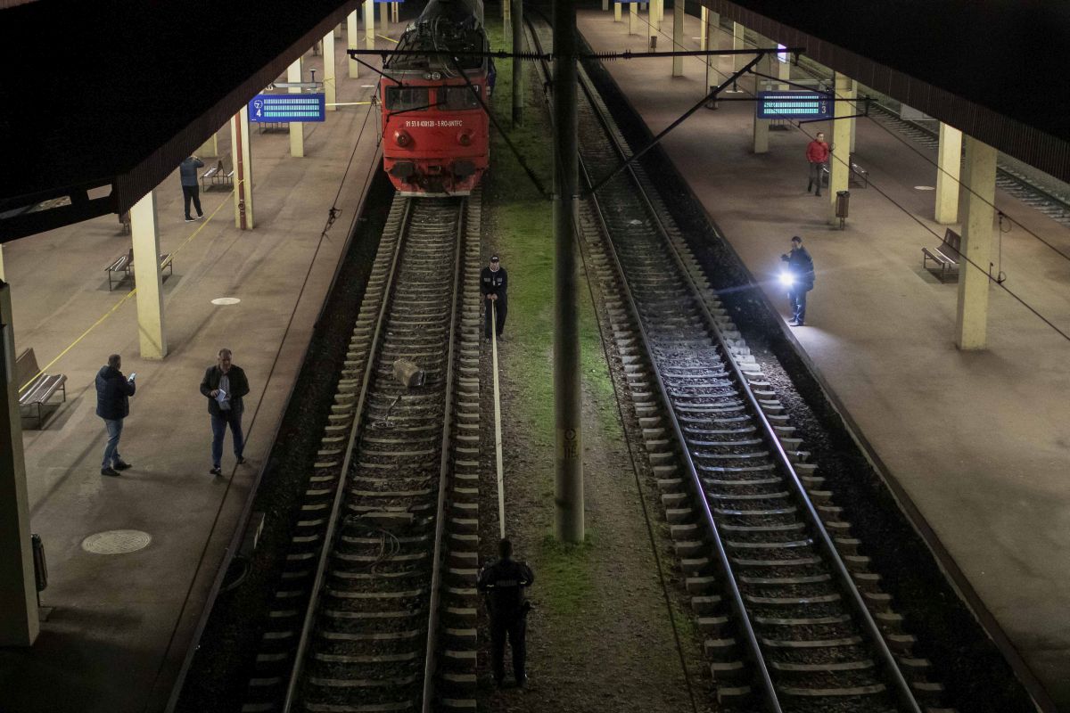Impact violent în gara din Galați între o locomotivă și trenul la care urma să fie cuplată. O femeie, conductorul trenului, a murit la spital