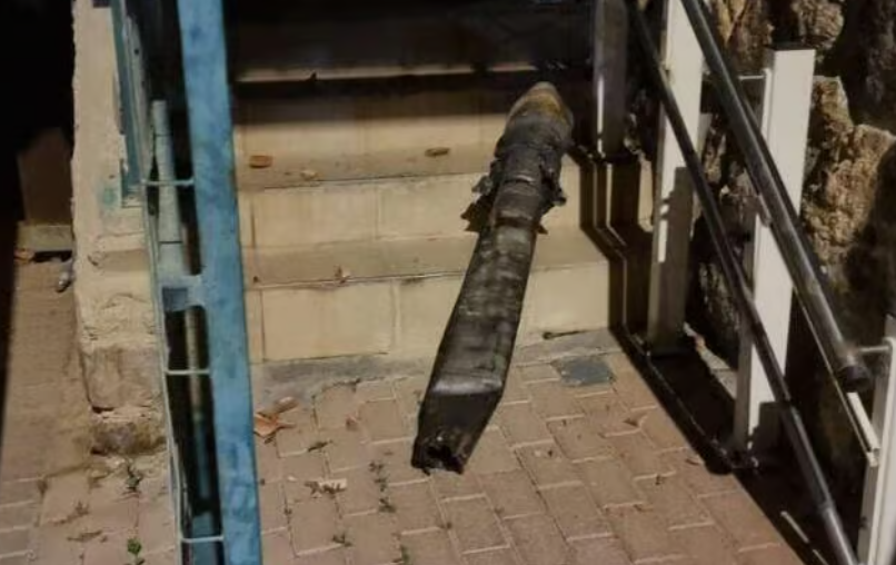 Imagini cu resturi de drone și rachete care au căzut în orașele israeliene din sudul țării. Un fragment a aterizat în Marea Moartă, lângă plajă