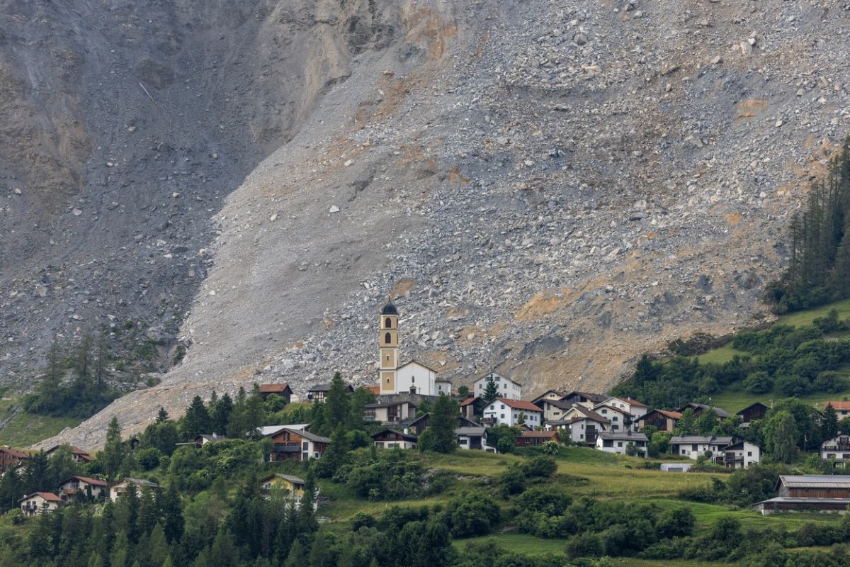 FOTO: Un sat elvețian a scăpat „la limită” să fie înghițit de o alunecare de teren masivă