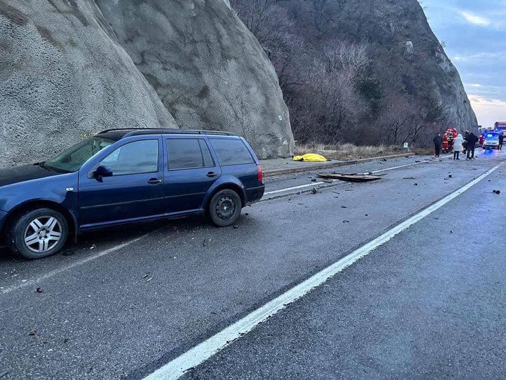 Șoferul unui TIR a murit, după ce a acroșat un utilaj agricol de pe contrasens, pe DN6, în Orșova. Trafic blocat, coadă de peste 10 kilometri