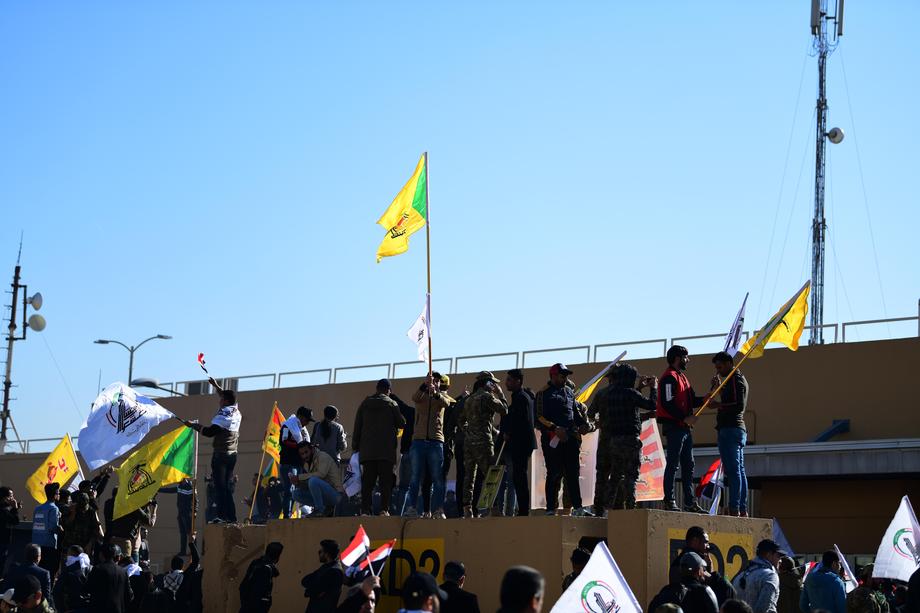 Stare de asediu la ambasada SUA din Bagdad. Mii de protestatari violenți au strigat ”Moarte Americii”