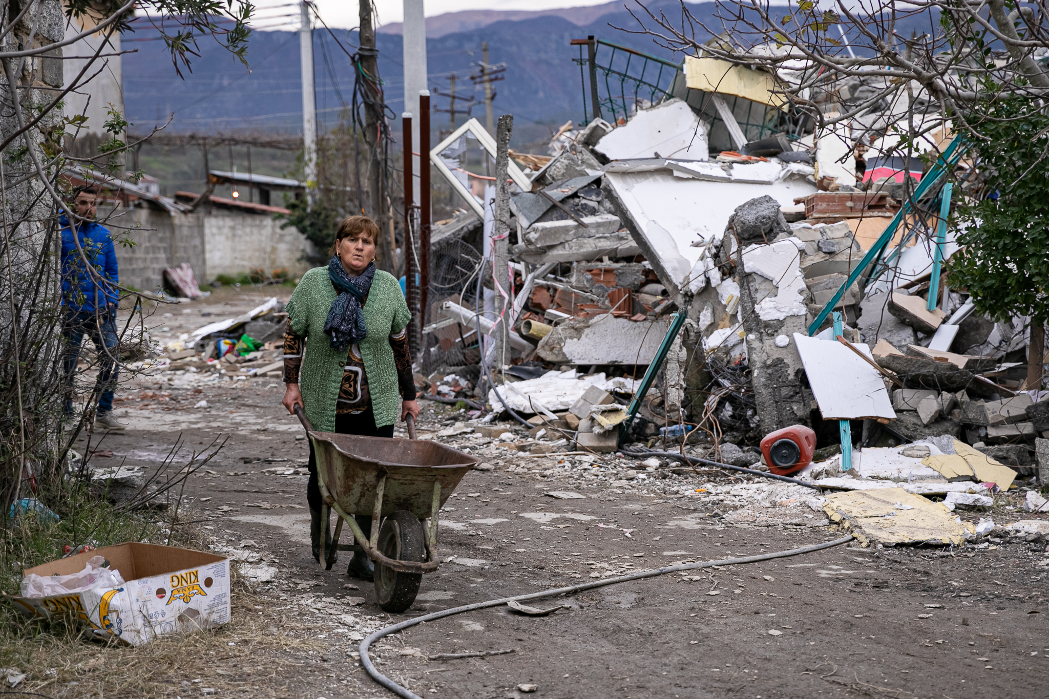 Thumanë, satul din Albania care va fi ras de pe fața pământului. Autoritățile au decis să dărâme toate clădirile rămase în picioare după cutremur