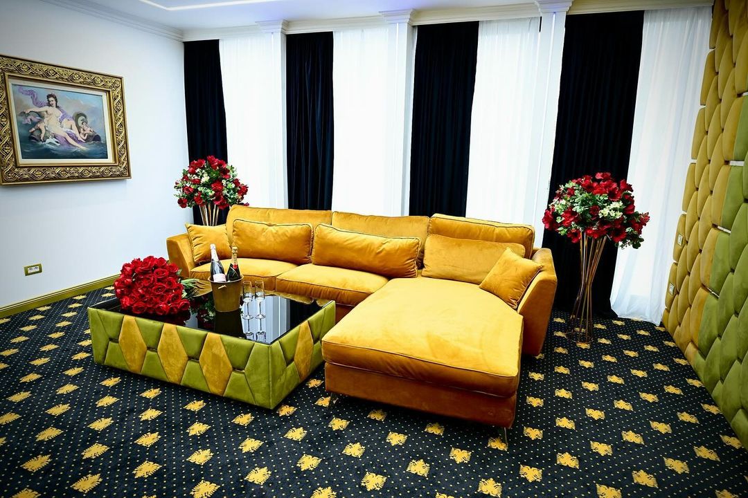 Imagini cu vila lui Florin Salam transformată în hotel. Doar liftul a costat câteva zeci de mii de euro