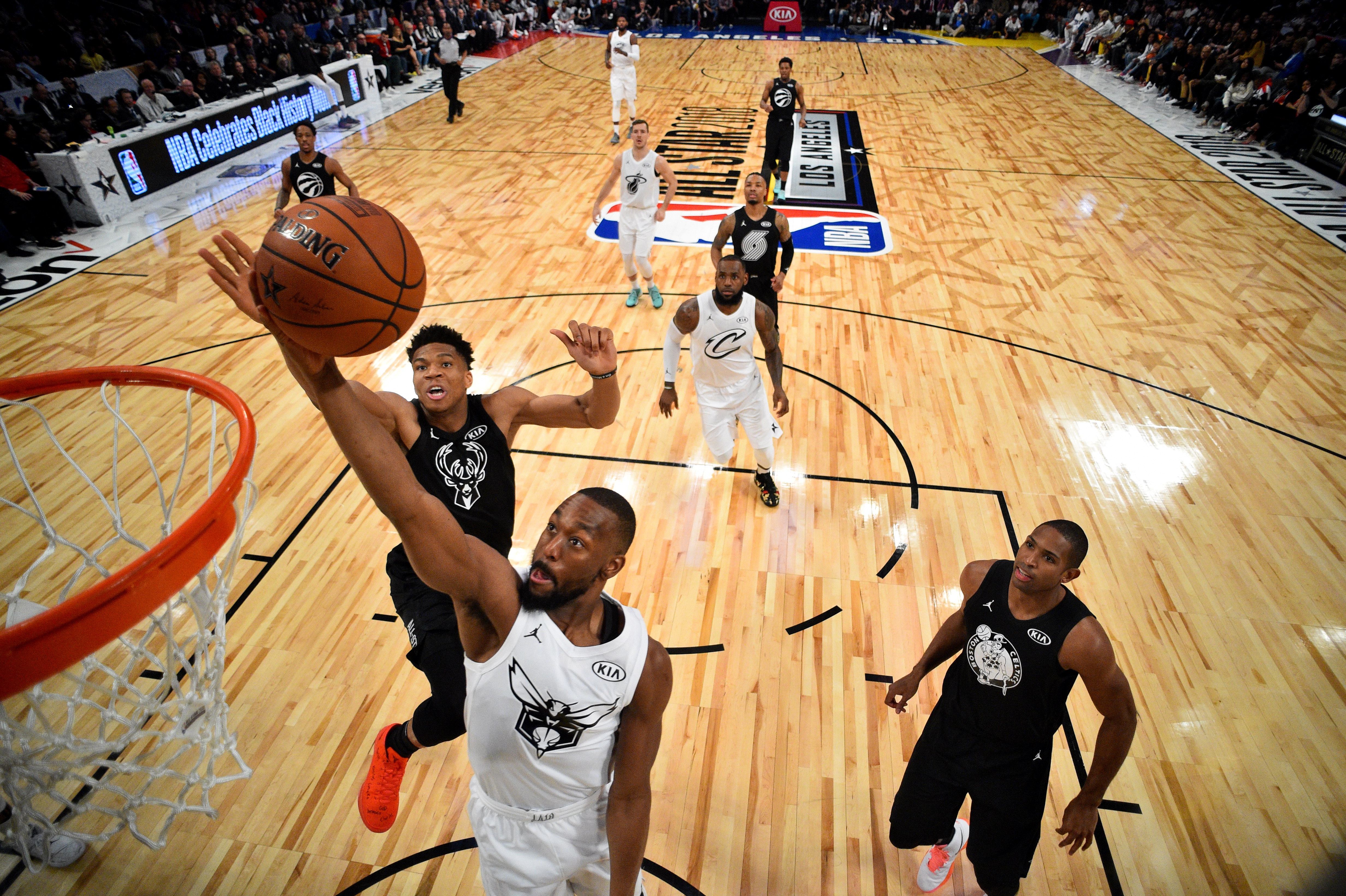 All Star Game 2018. Super-duelul dintre echipele uriașilor Le Bron James și Stephen Curry a fost câștigat, dramatic, de prima / FOTO