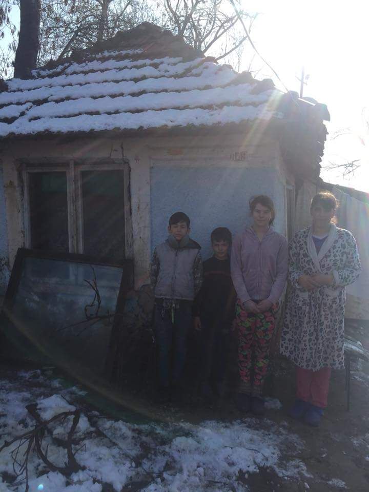 REPORTAJ/La un pas de civilizație, patru suflete își duc traiul într-o cocioabă dărăpănată și supraviețuiesc cum pot