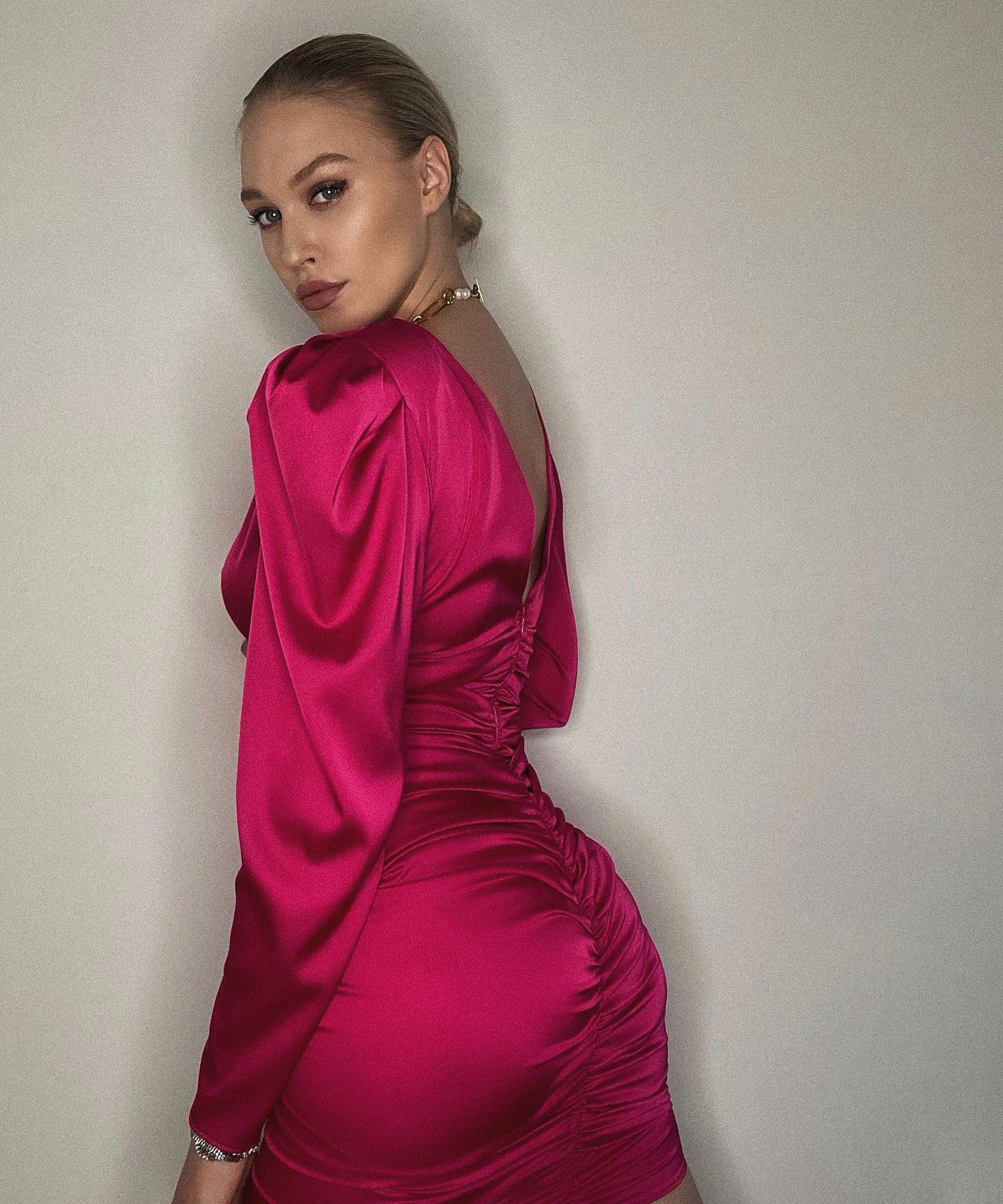 Românca de 28 de ani care a făcut furori la Cannes 2023. Cât costă rochia îmbrăcată de Gina Chirilă pe covorul roșu