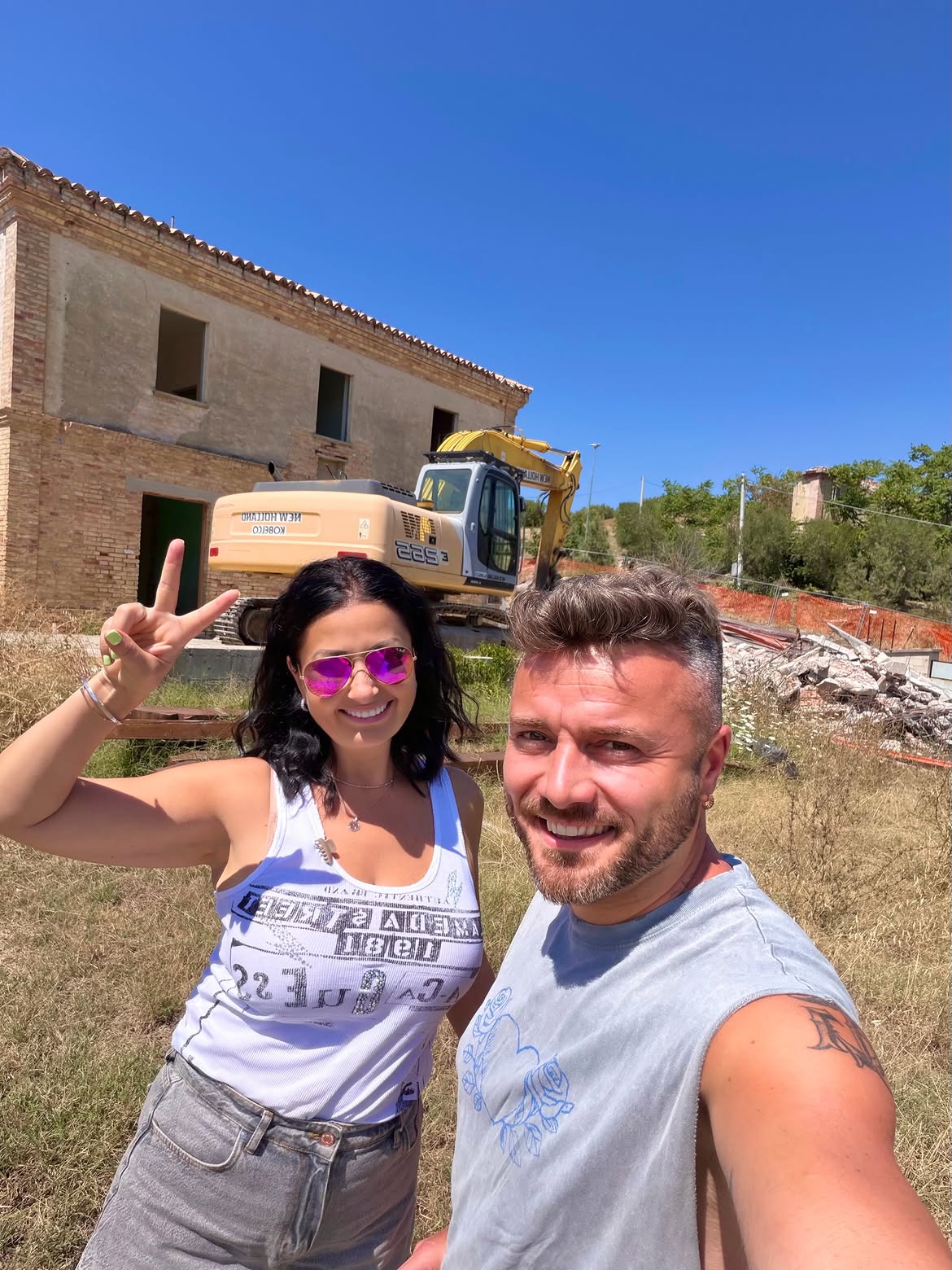 Imagini cu Gabriela Cristea și Tavi Clonda pe șantier. A început demolarea casei din Italia