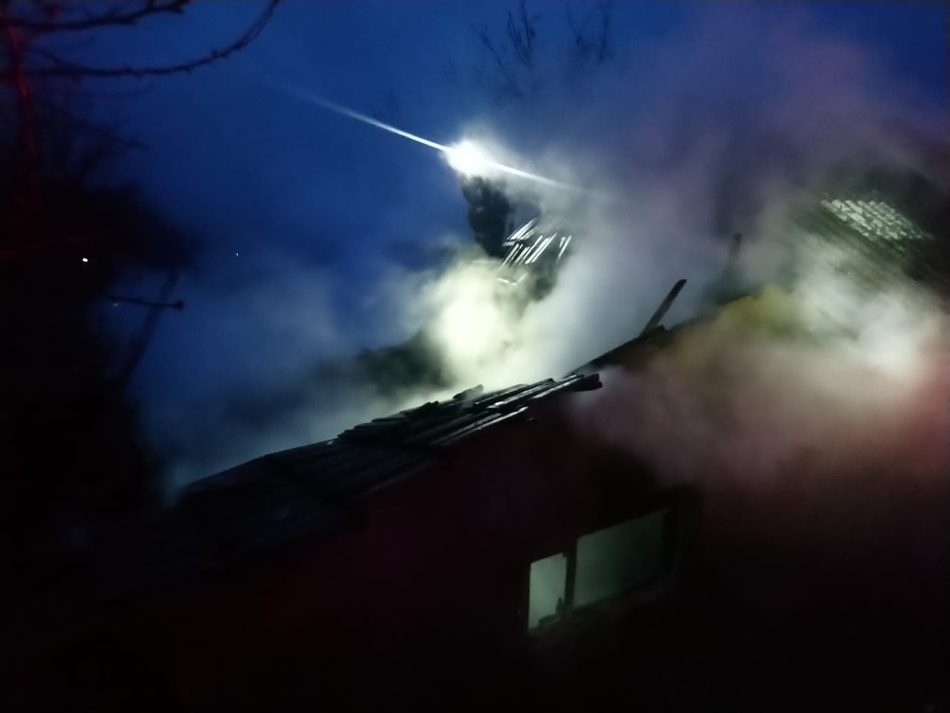 FOTO | Doi vasluieni, mamă și fiu, au murit carbonizați într-un incendiu