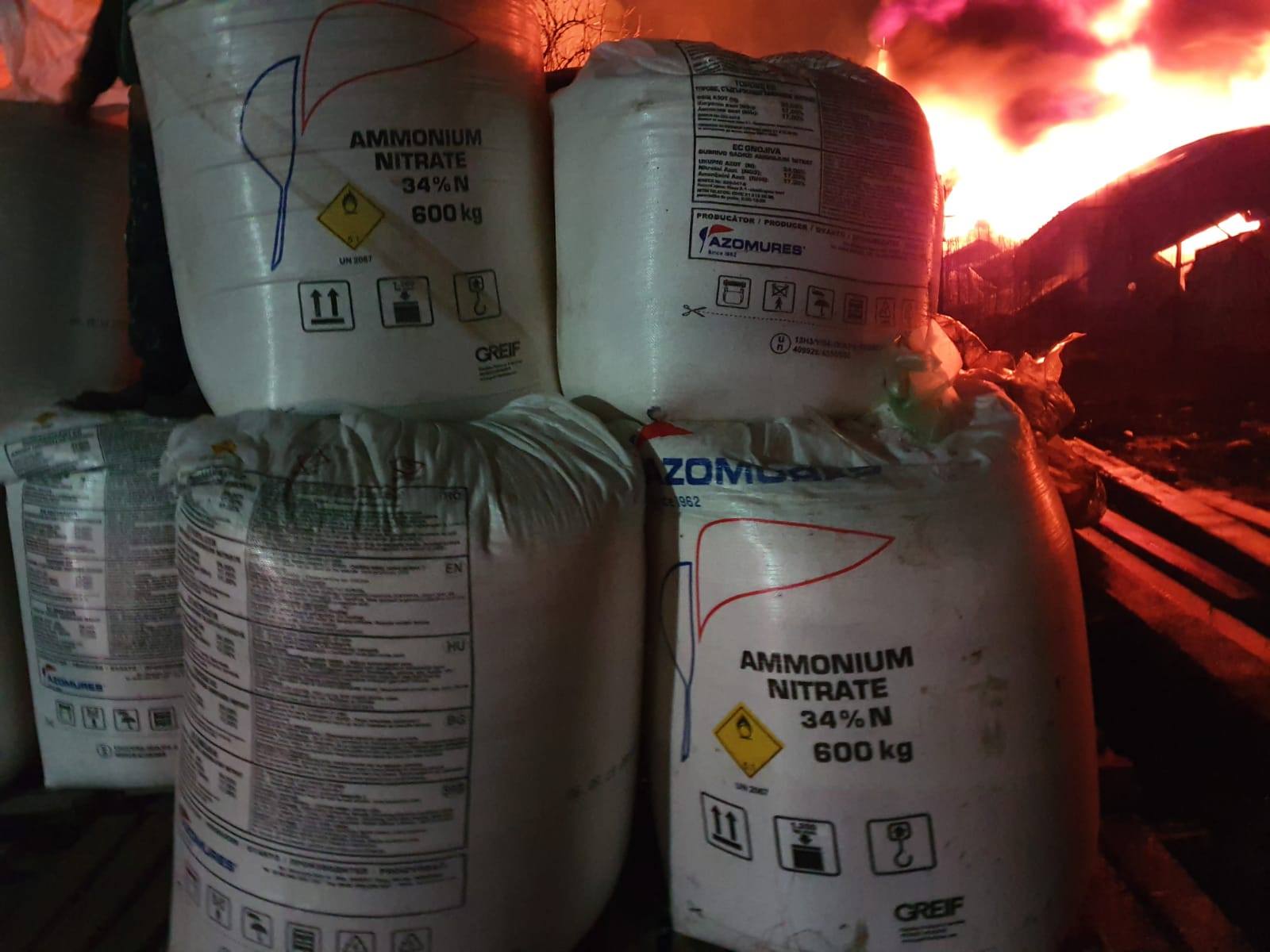 Incendiu violent la o hală din Ilfov. În interior sunt bazine cu acetonă și saci cu nitrat de amoniu. Avertizare prin RO-ALERT a populației din zonă