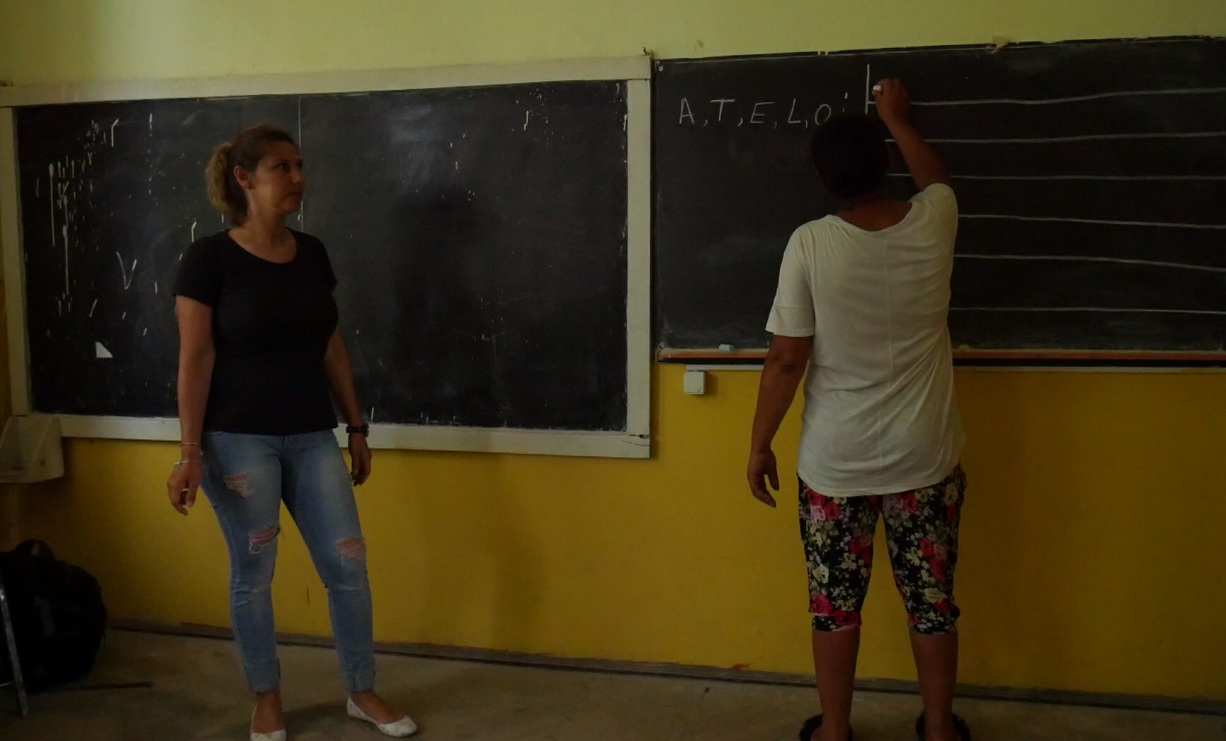 EXCLUSIV/ Zi plină de emoție pentru un bărbat care la 59 de ani se chinuie să învețe alfabetul. A scris ”NUȚU”. Și a plâns (VIDEO)