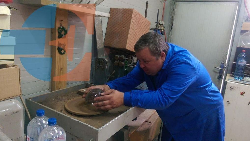 Ultimul sticlar din Iași face artă din cioburi. Romică Robu practică o meserie pe cale de dispariție