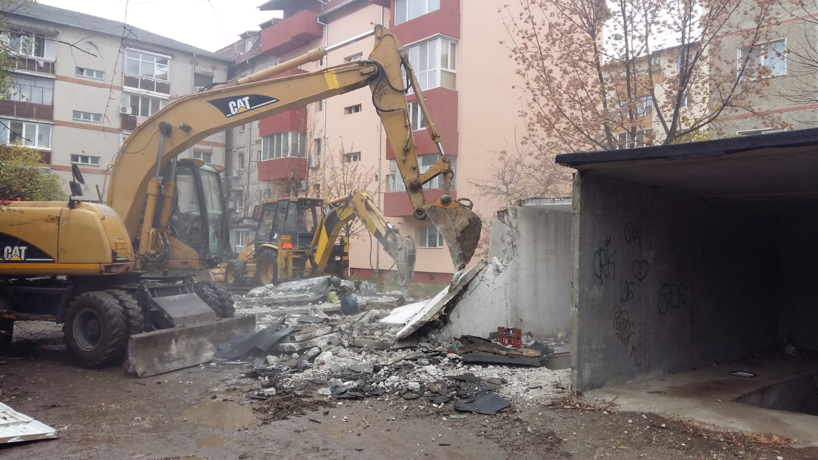 Focare de infecție între blocurile unui mare oraș din România! Oamenii au transformat garajele în depozite de murături, grătare și vechituri; primăria le demolează