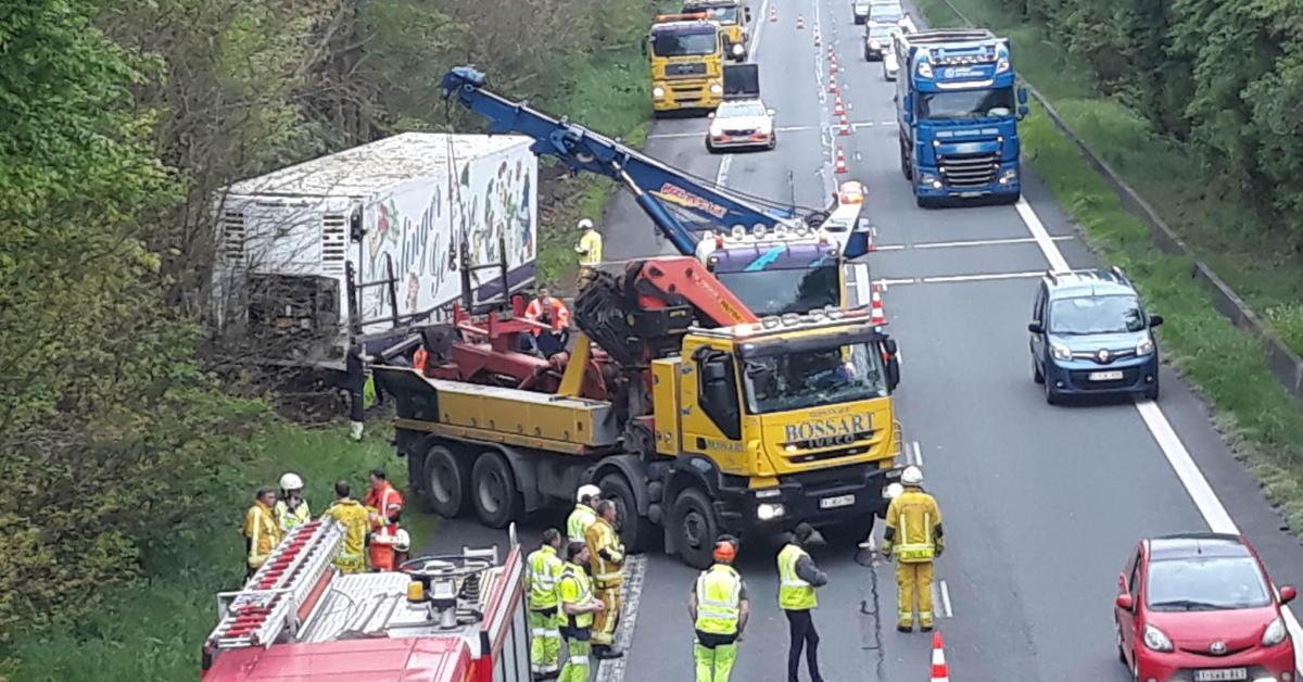 Polițist belgian, când l-a văzut pe șoferul de TIR ieșind singur din cabina ruptă și strivită de copaci: „Să meargă să aprindă o lumânare!”