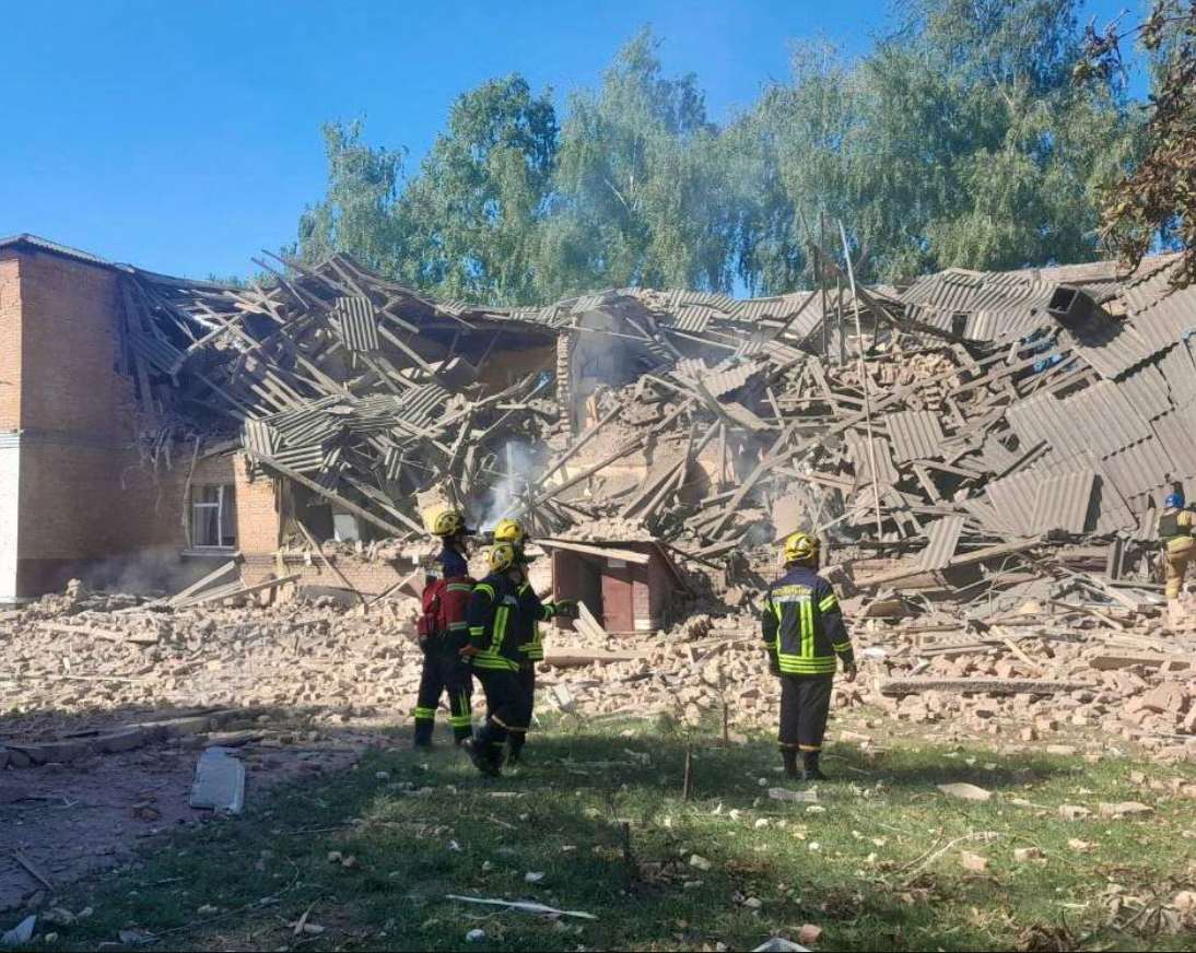 Imagini cu școala distrusă de bombardamentele rusești din regiunea Sumî: „Anul școlar nu va începe niciodată pentru unii”