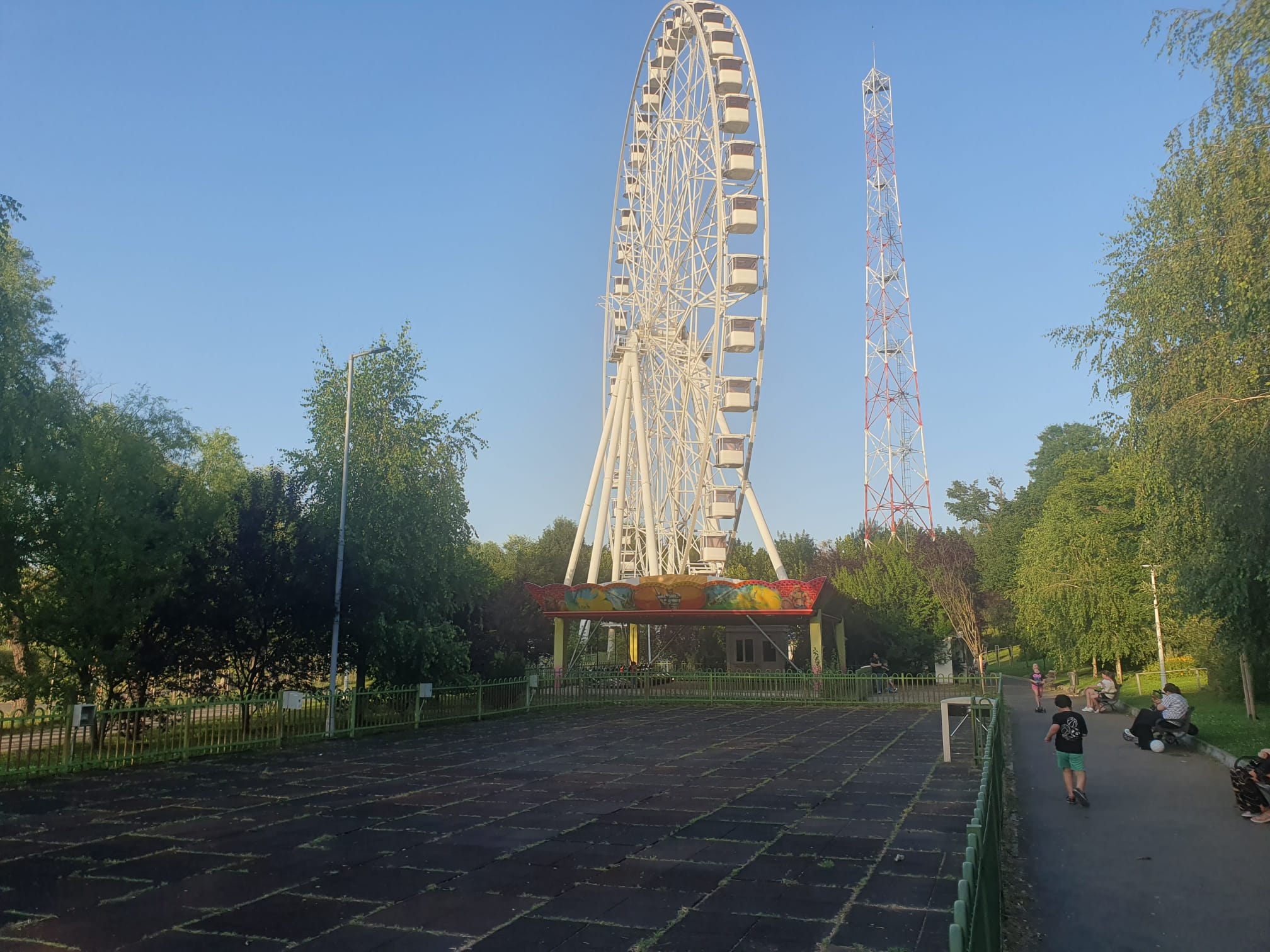 Apocalipsa din Parcul Tei: complexul de distracții abandonat, bănci vandalizate, munți de gunoaie, pontoane devastate. Pericol iminent de tragedii!