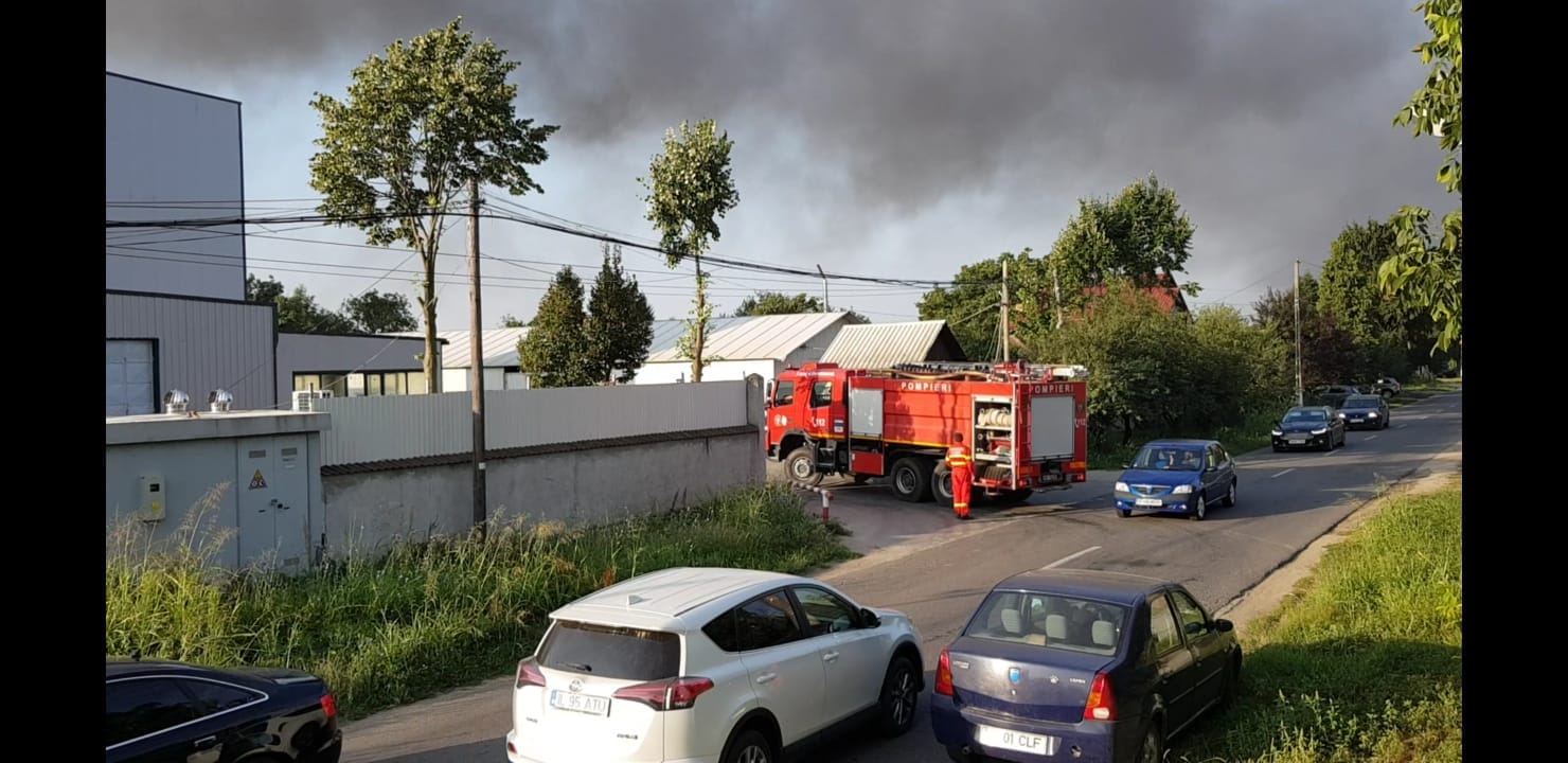 VIDEO / Incendiul de la o fabrică de mase plastice din Fierbinți-Târg a fost stins. Un pompier a fost rănit