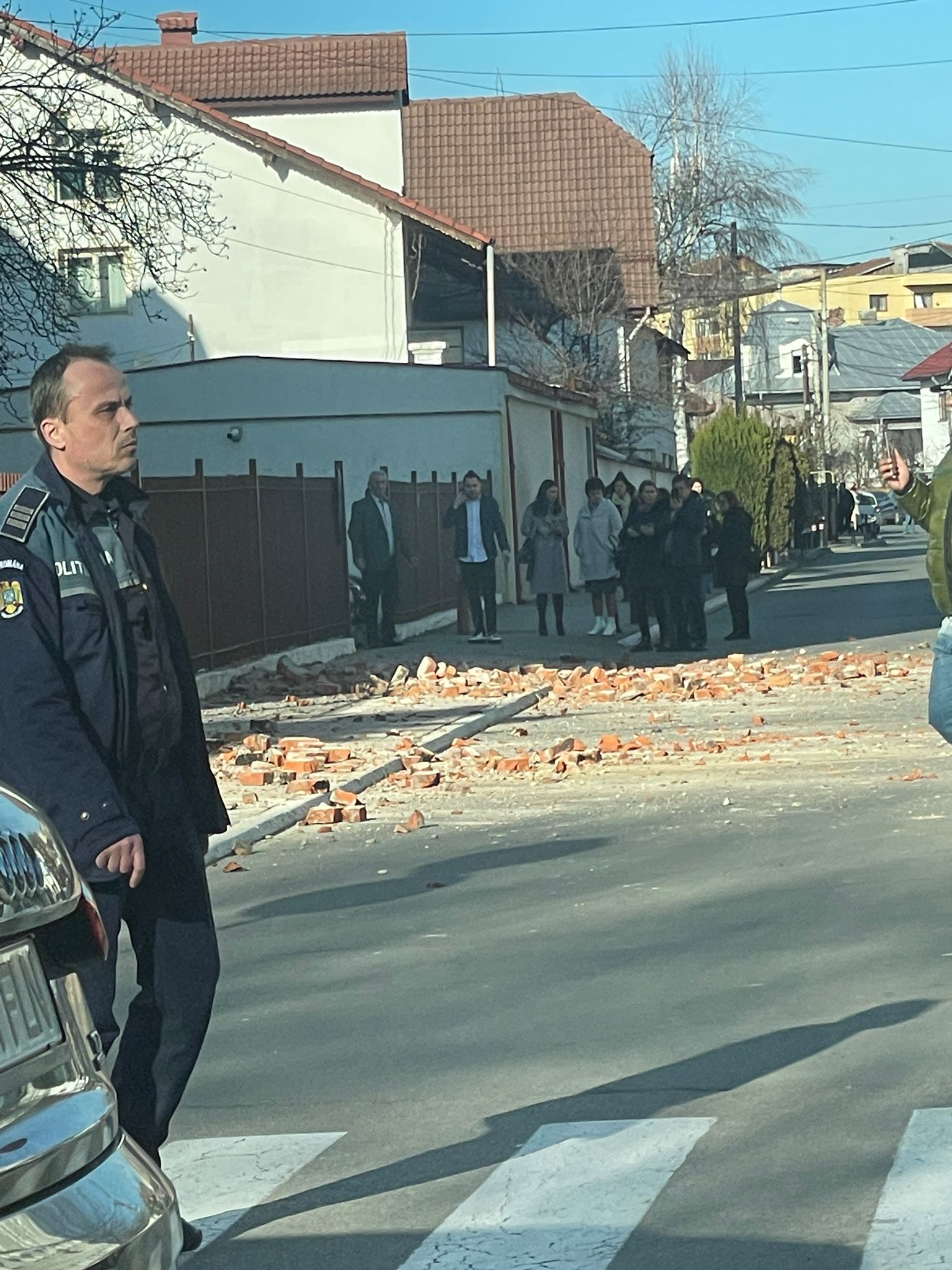 Imagini cu urmările cutremurului de 5,7 grade din Oltenia. Mai multe clădiri au fost avariate