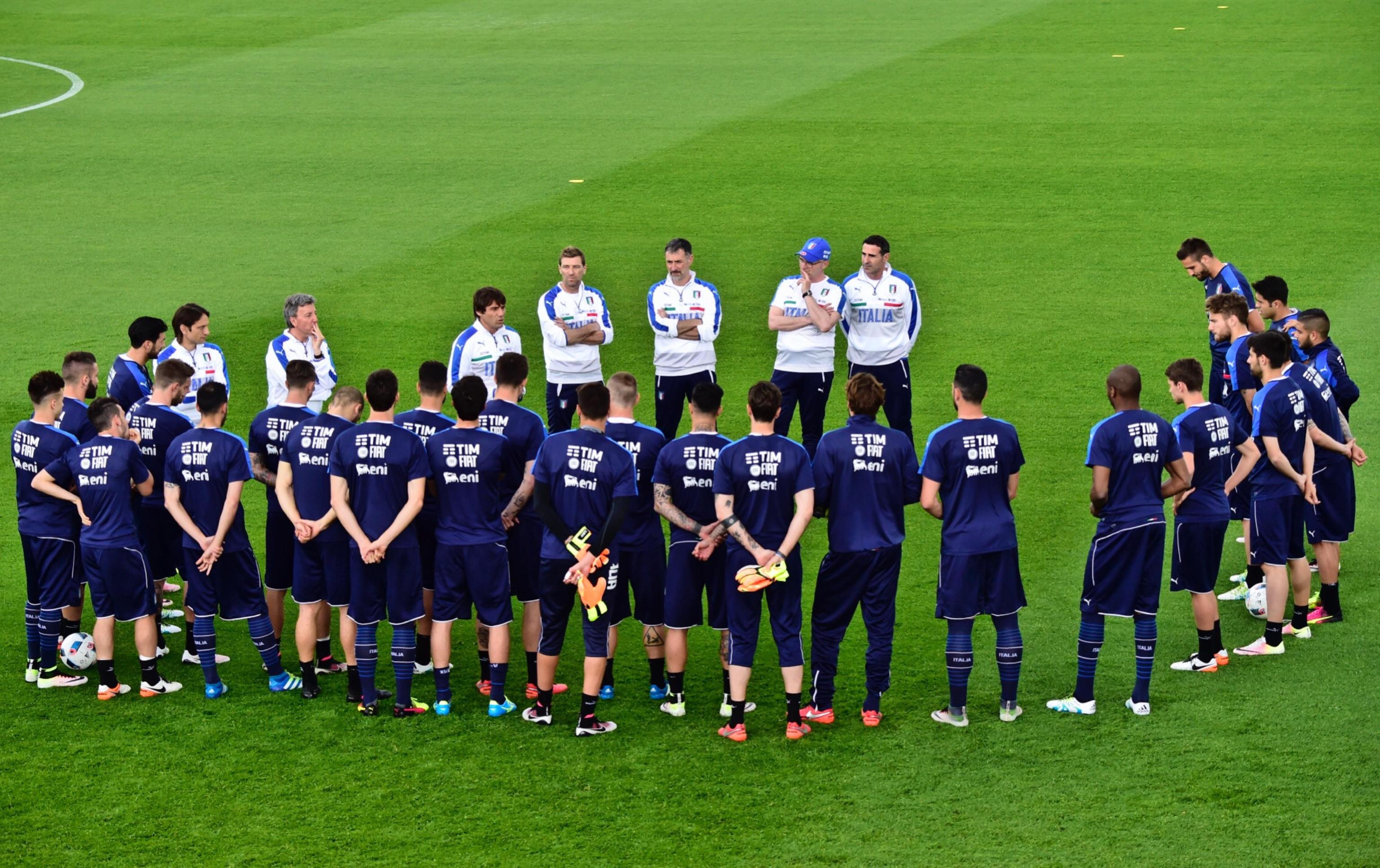Imagini din cantonamentele echipelor calificate la Euro 2016. Polonezii, aduși cu elicopterul | GALERIE FOTO&FOTO