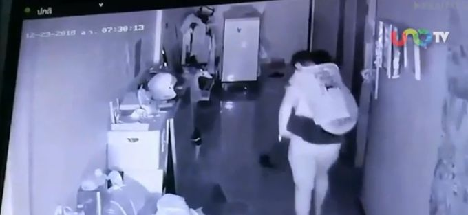 Poate fi desemnată cea mai bună soție din lume: și-a cărat în spate soțul beat mort până-n pat | FOTO