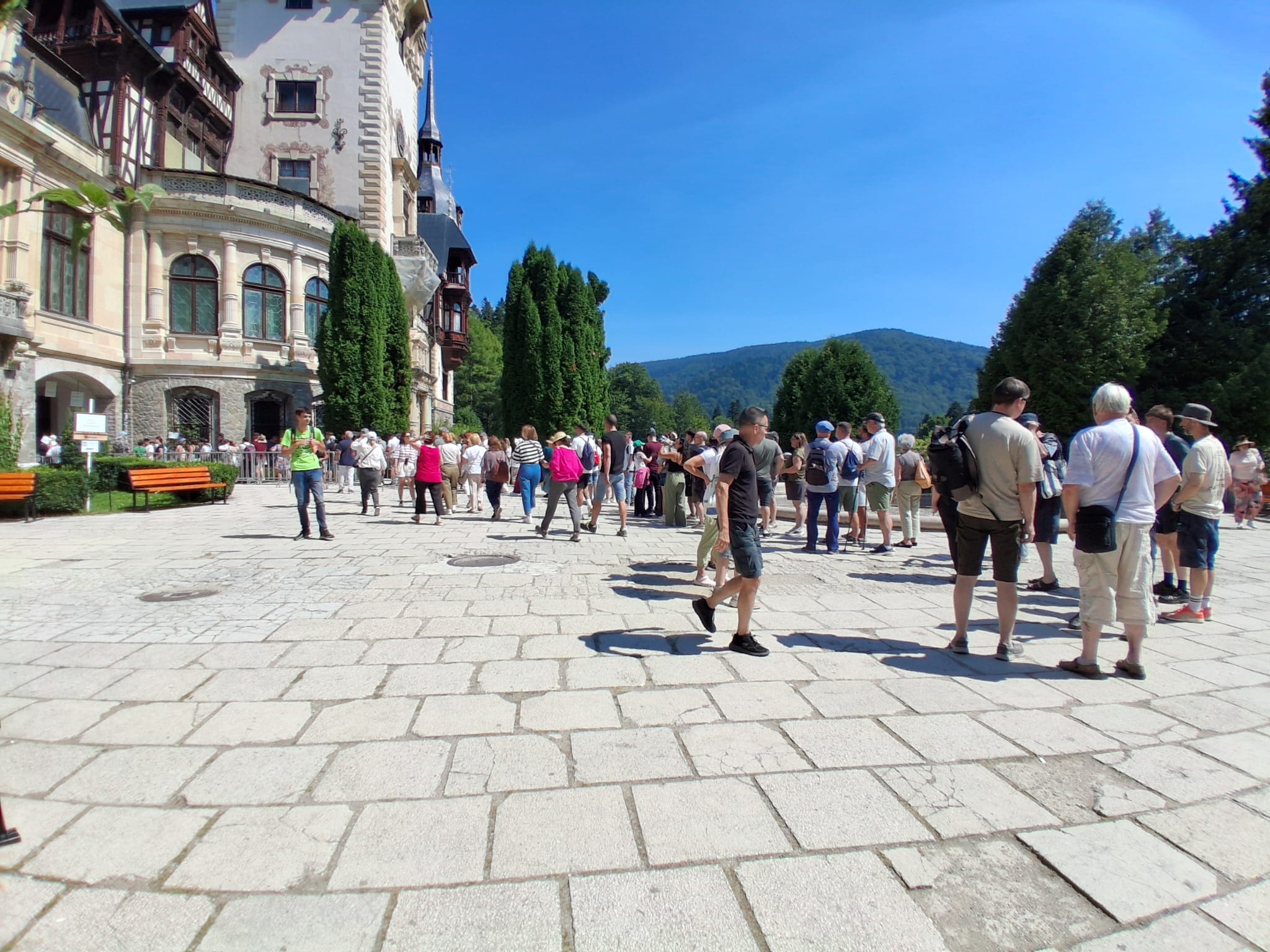 Castelul Peleș, aproape imposibil de vizitat în weekenduri: numărul de bilete puse în vânzare este limitat și se epuizează rapid