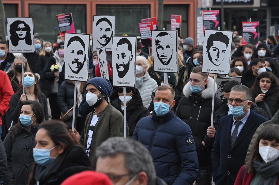 Svastici desenate pe pozele victimelor din atacul rasist de la Hanau, în care a fost ucis și un român. Poliția îi caută pe cei care au vandalizate două memoriale