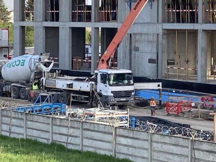Misterioasa clădire construită de SRI, pe malul Lacului Străulești din Capitală, cu muncitori asiatici. „E o construcție specială. Uitați-vă ce gard mare e aici!”