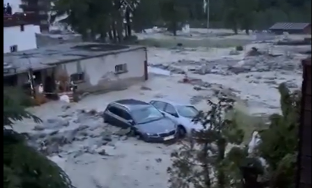 Katasztrófa Svájcban: több ember eltűnt a földcsuszamlás után - videók a pusztításról